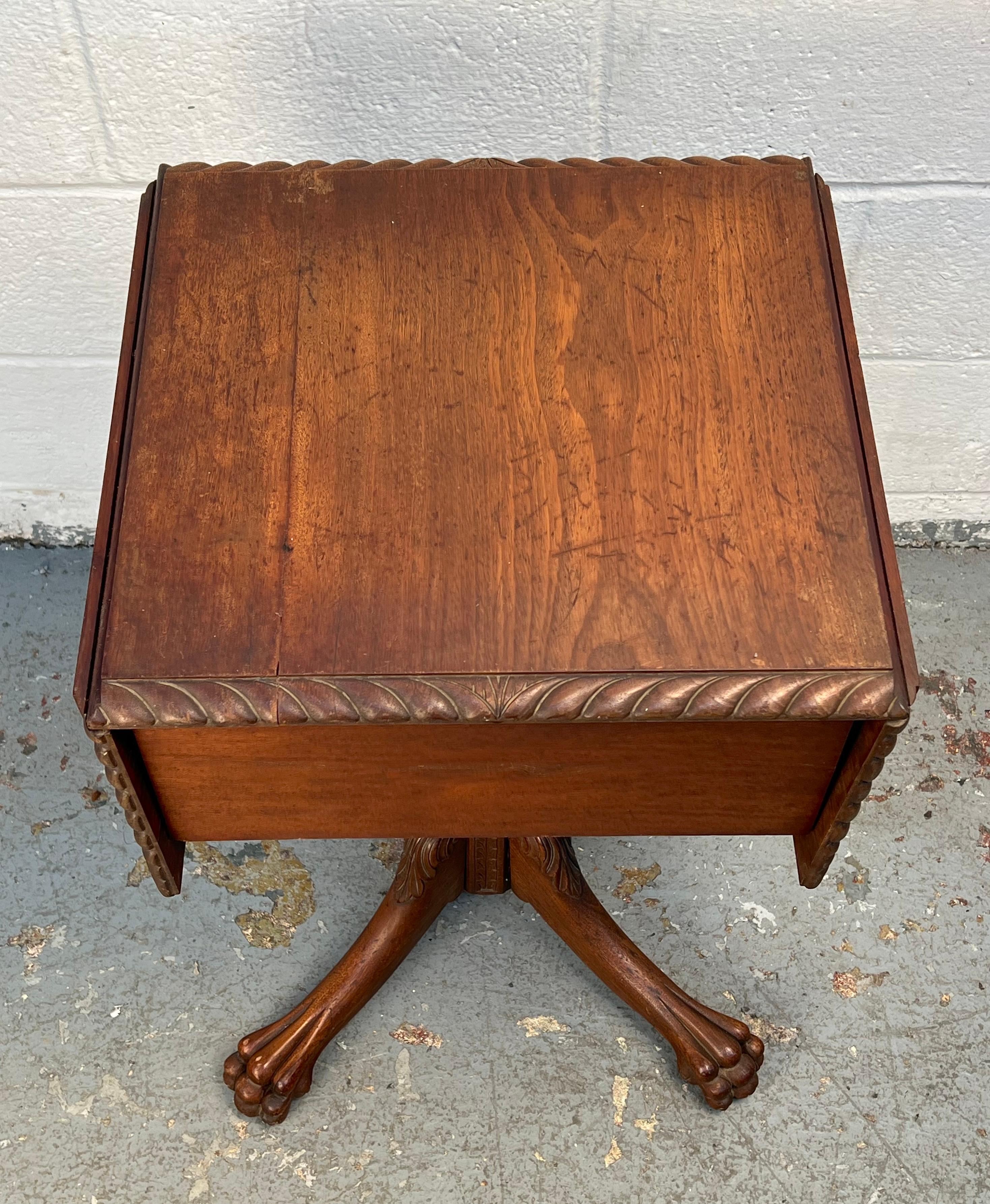 Beautiful Antique Drop-Leaf Sewing Table en vente 9