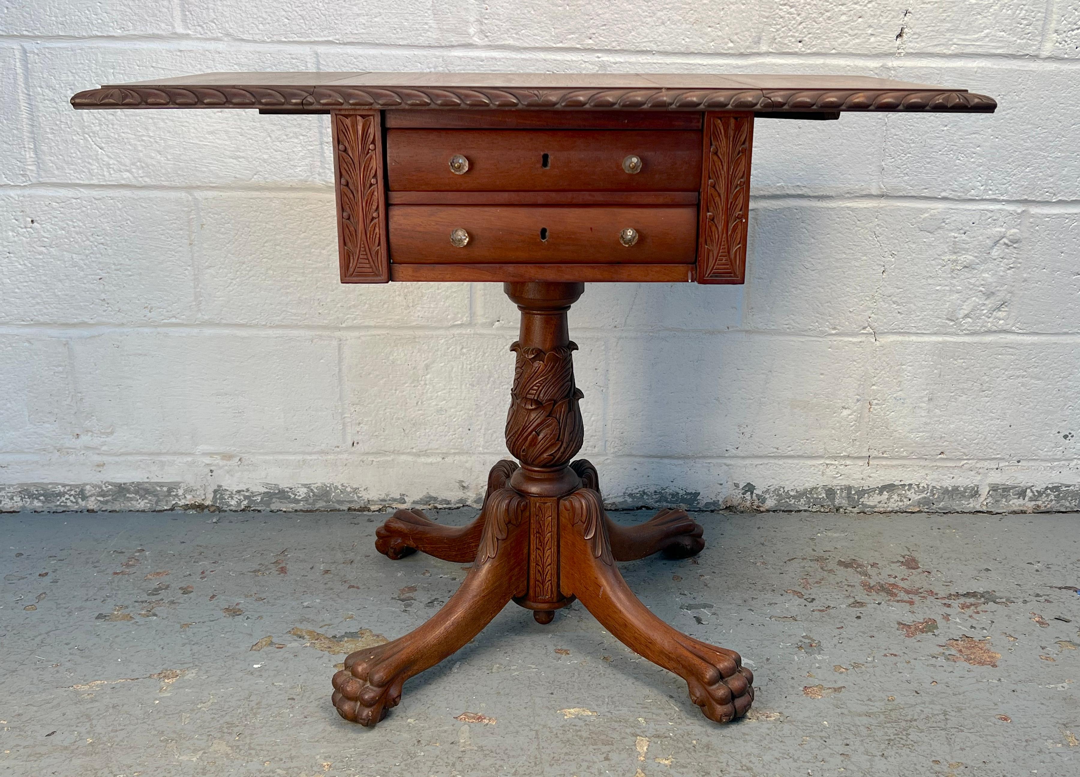 Empire américain Beautiful Antique Drop-Leaf Sewing Table en vente