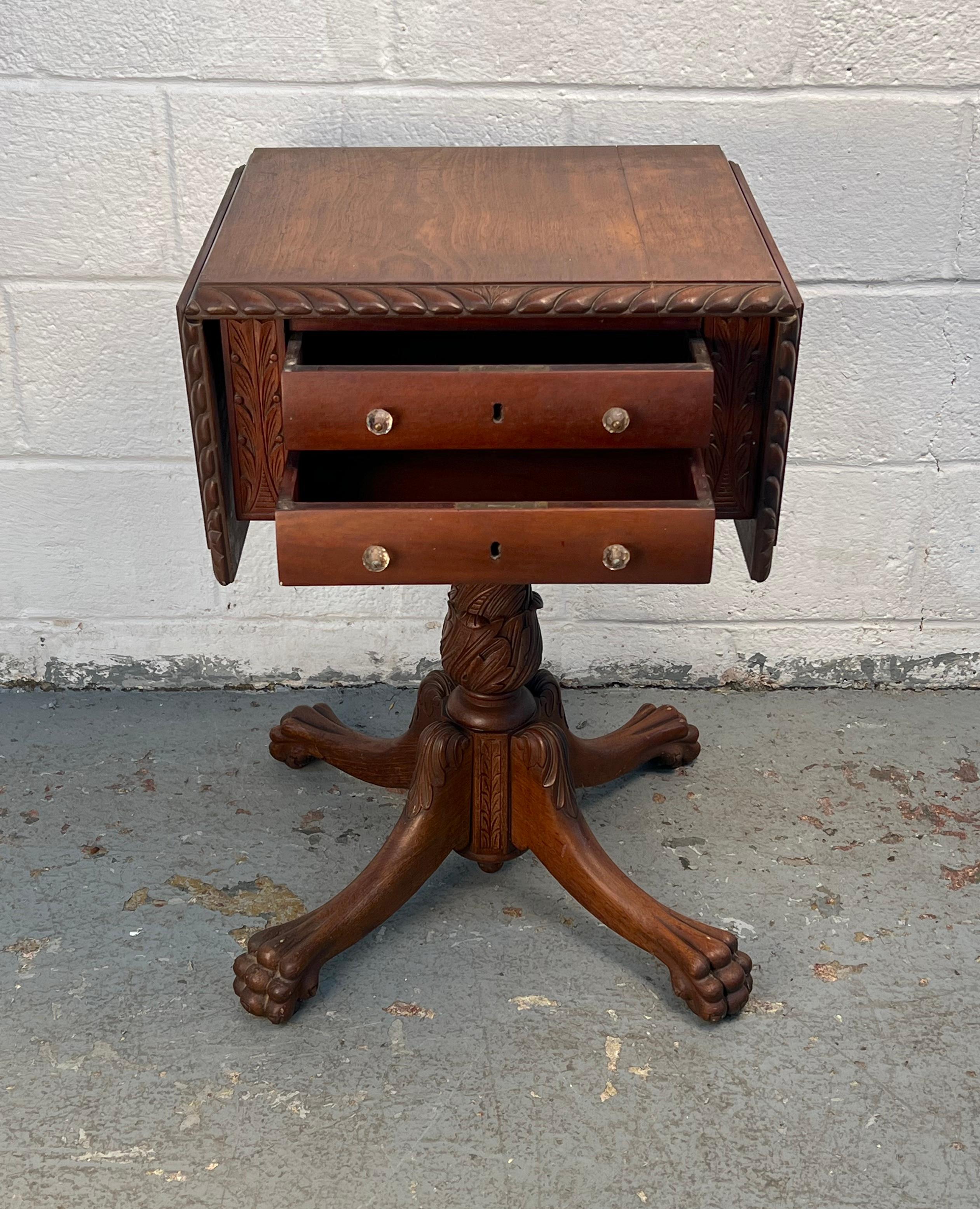 Américain Beautiful Antique Drop-Leaf Sewing Table en vente