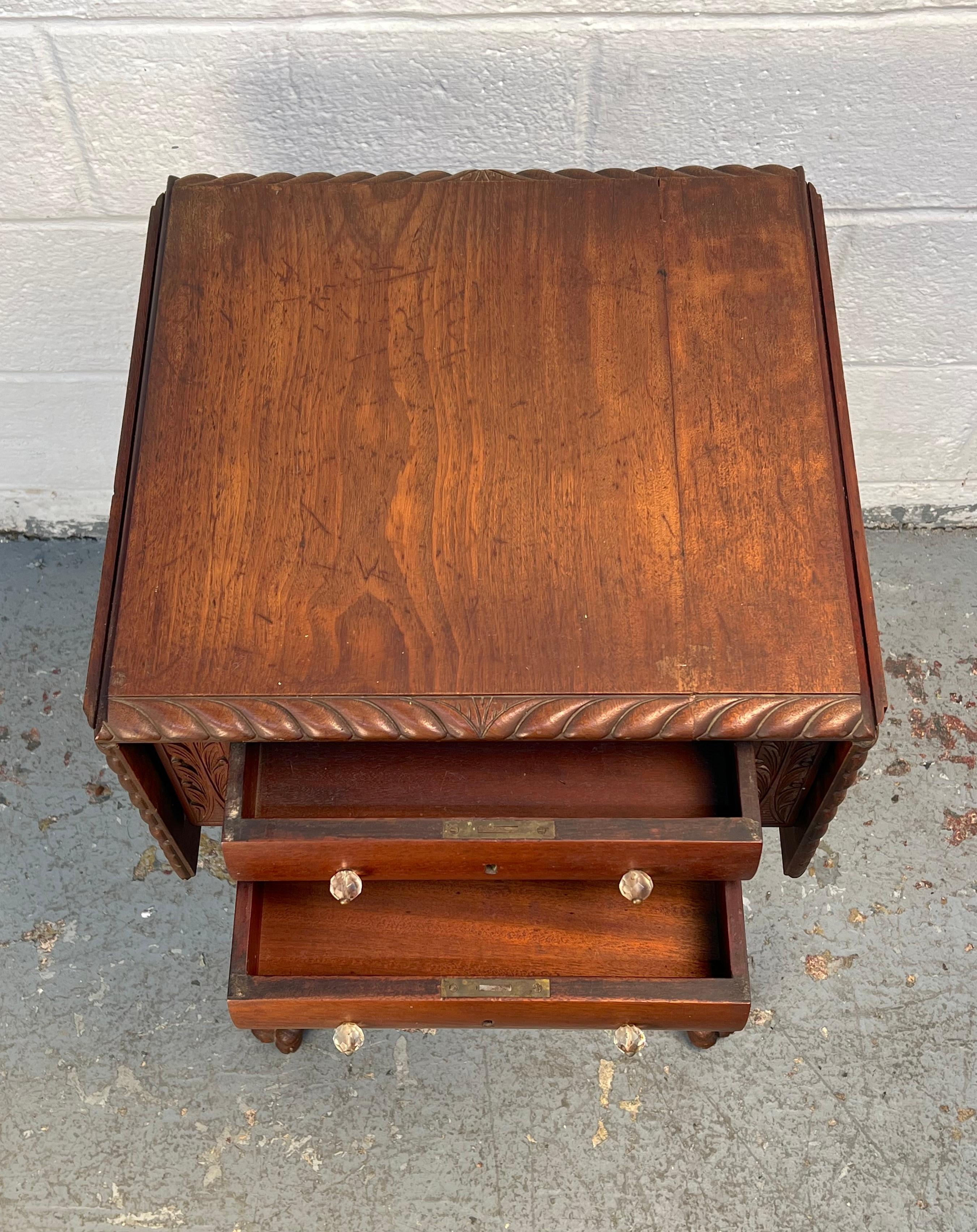 Beautiful Antique Drop-Leaf Sewing Table Bon état - En vente à Brooklyn, NY
