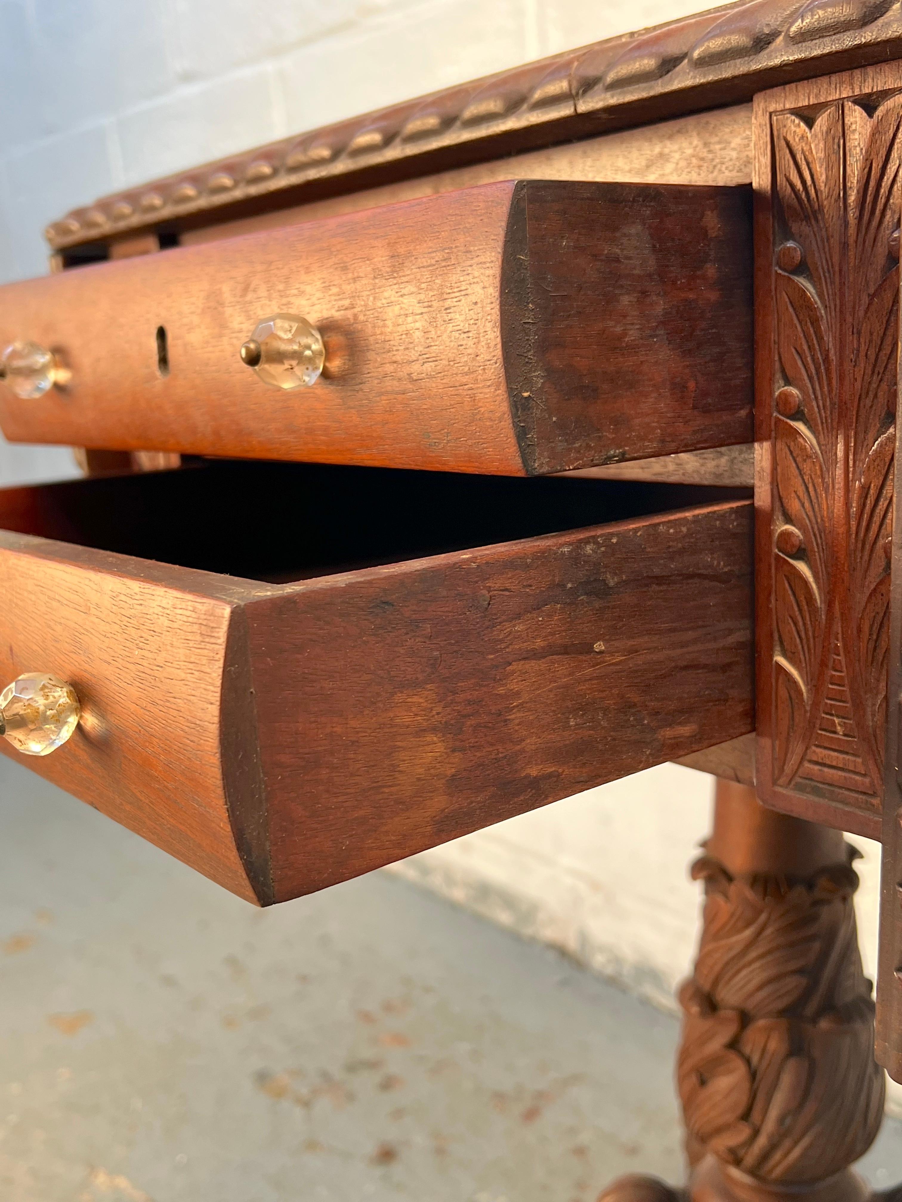 20ième siècle Beautiful Antique Drop-Leaf Sewing Table en vente