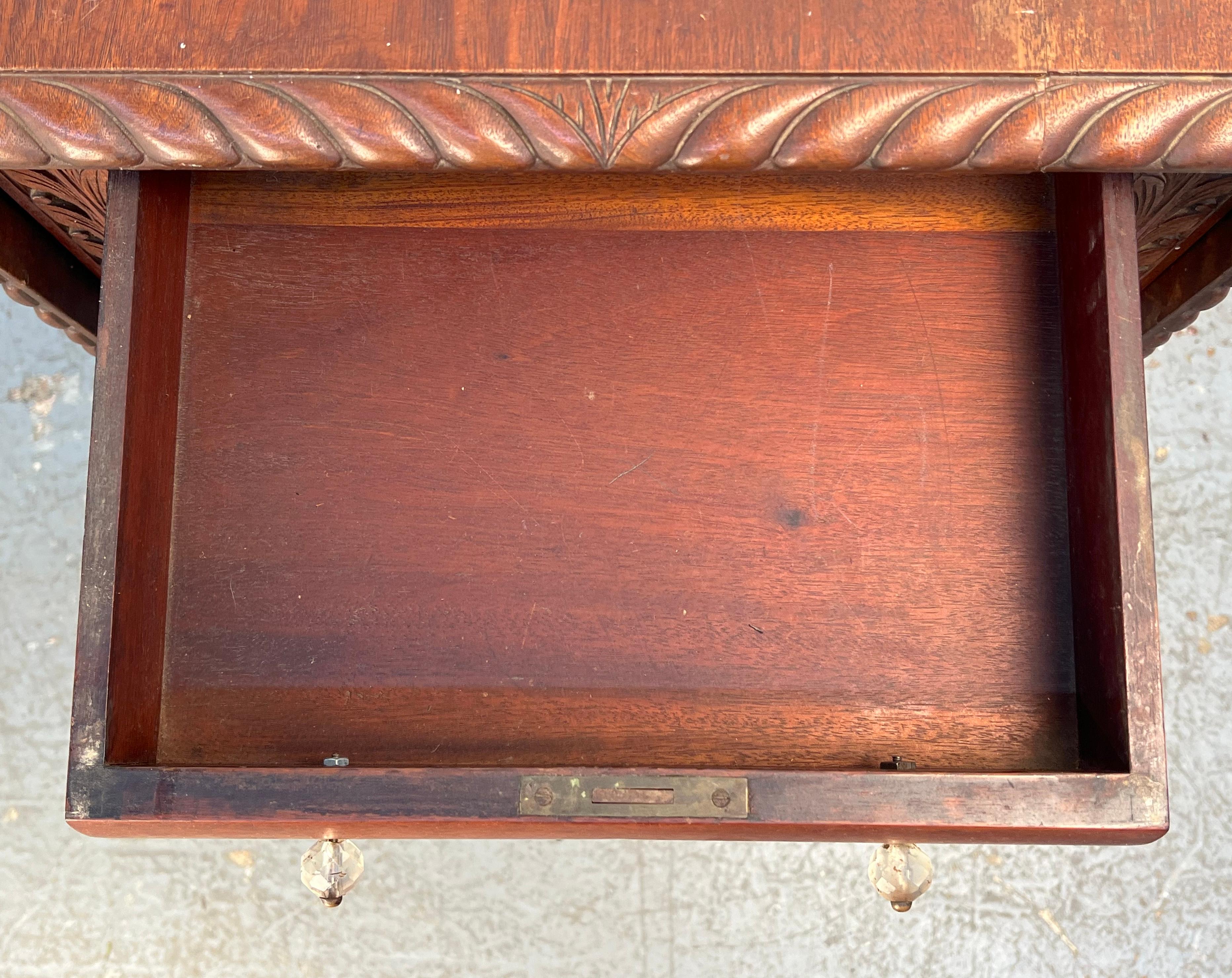 Acajou Beautiful Antique Drop-Leaf Sewing Table en vente