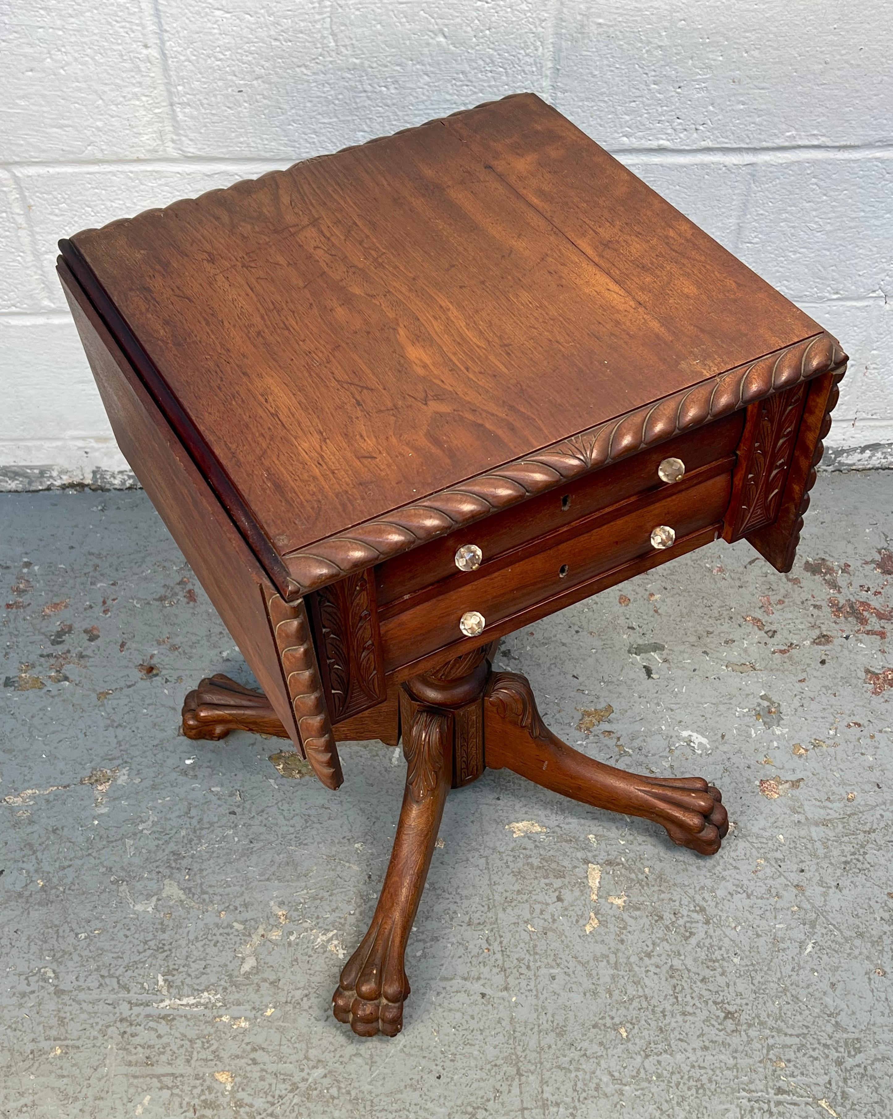 Beautiful Antique Drop-Leaf Sewing Table en vente 1