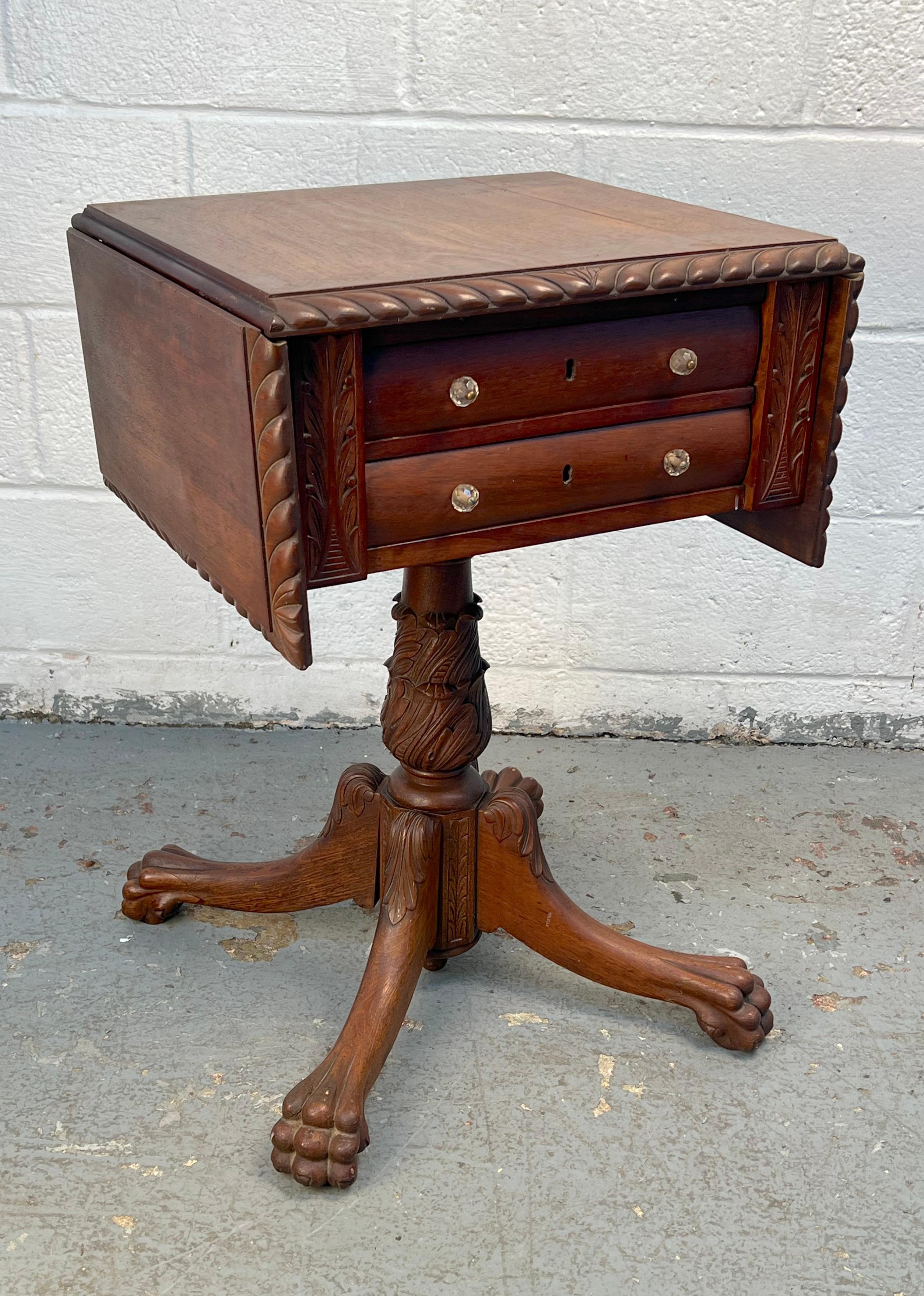 Beautiful Antique Drop-Leaf Sewing Table en vente 2