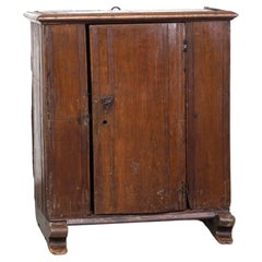 Beautiful Antique early 17th-century spindle cabinet with lock and key