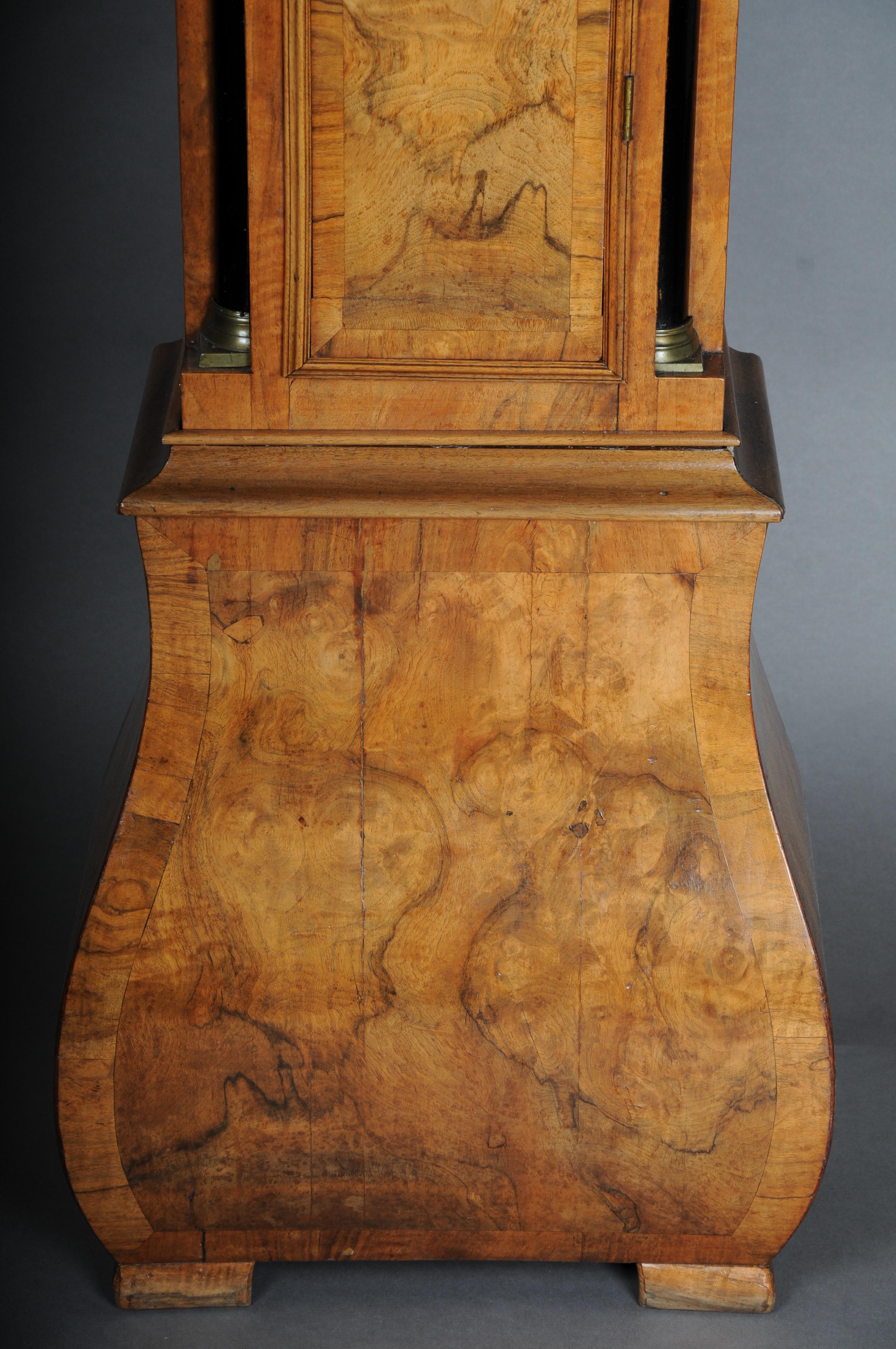 Magnifique horloge de grand-père anglaise ancienne en chêne, XIXe siècle Bon état - En vente à Berlin, DE