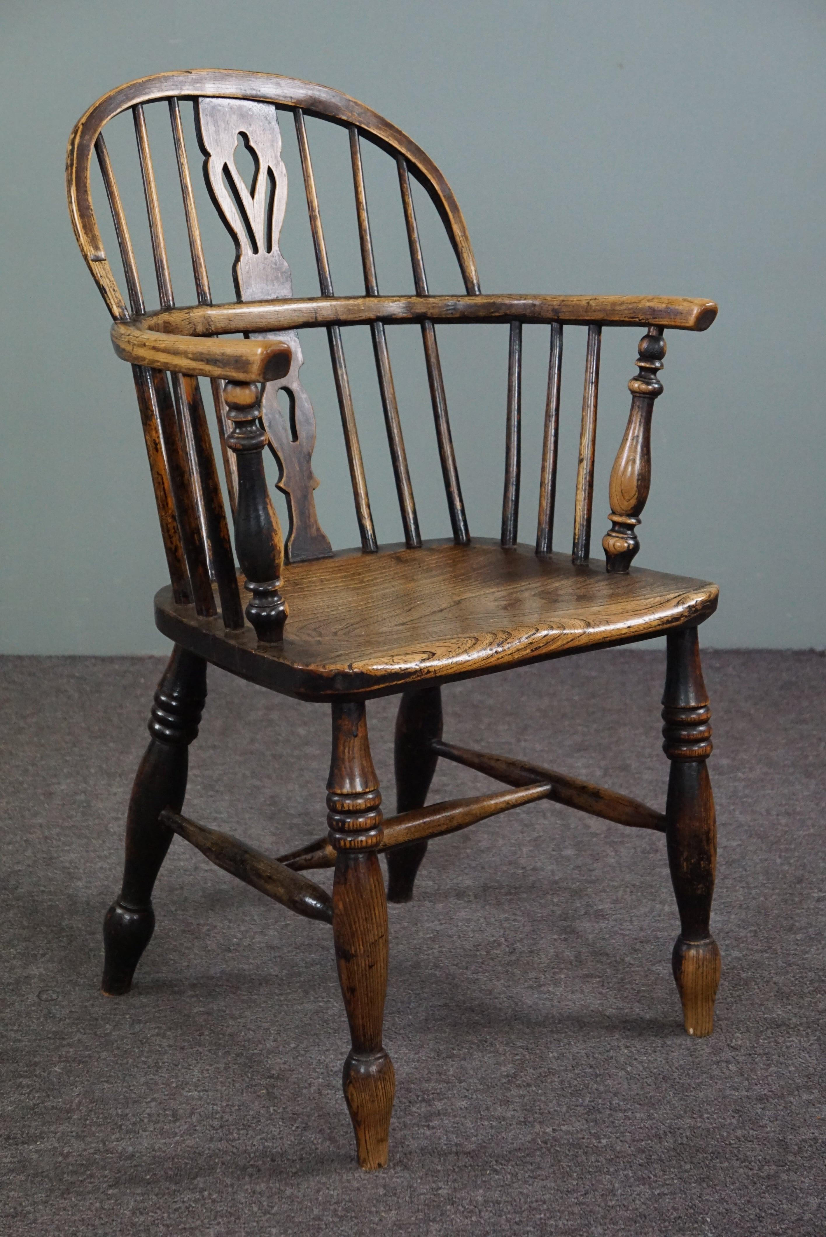 This beautiful antique chair is made of solid wood and has a beautiful patina.

This elegant antique English Windsor chair with a low backrest from the mid-18th century has a barred backrest and a beautifully shaped thick solid wood seat and