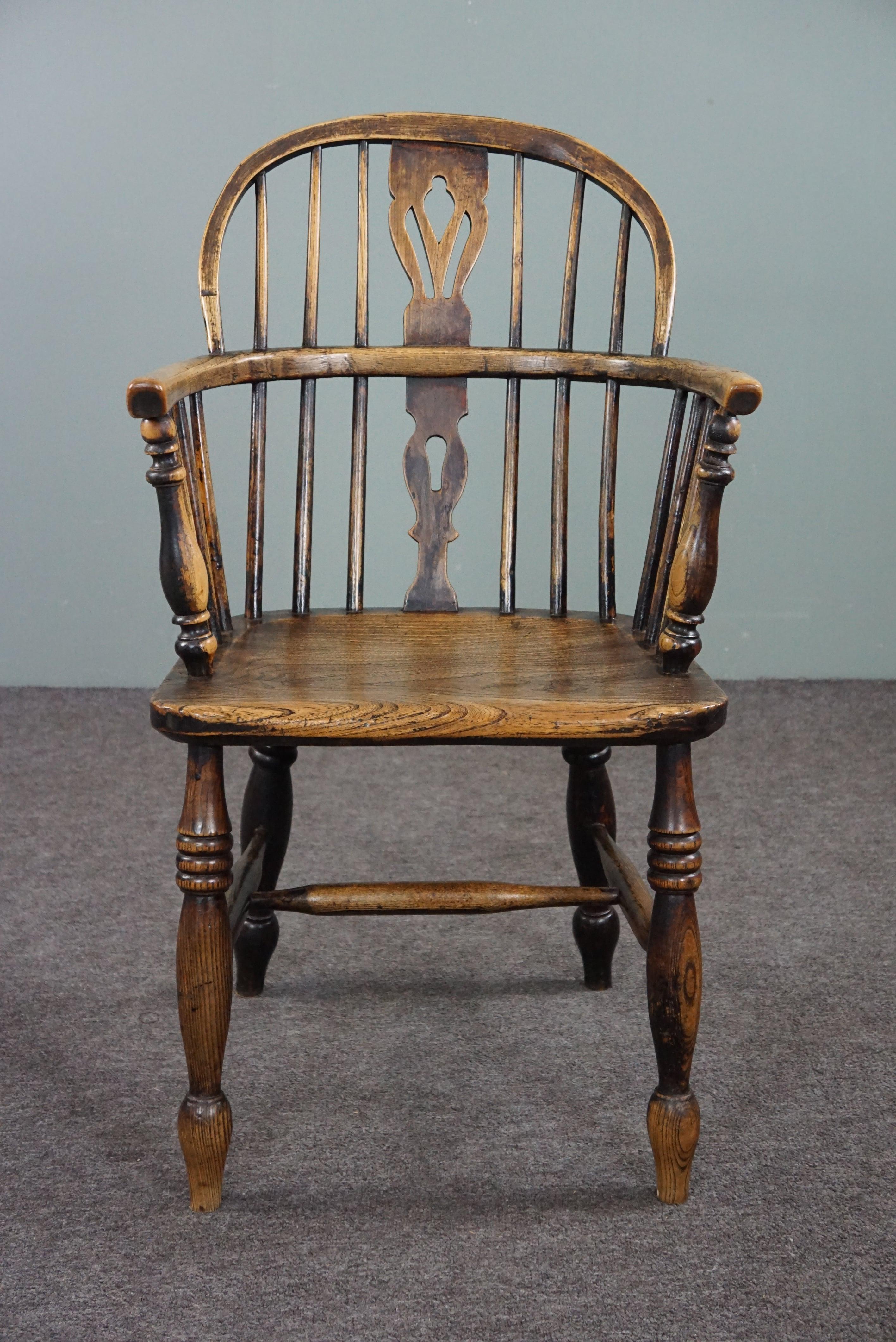 Hand-Crafted Beautiful antique English low back Windsor Armchair/chair, 18th century For Sale