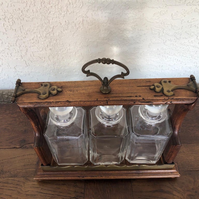 Beautiful Antique English Oak Decanter Tantalus In Good Condition For Sale In Hopewell, NJ