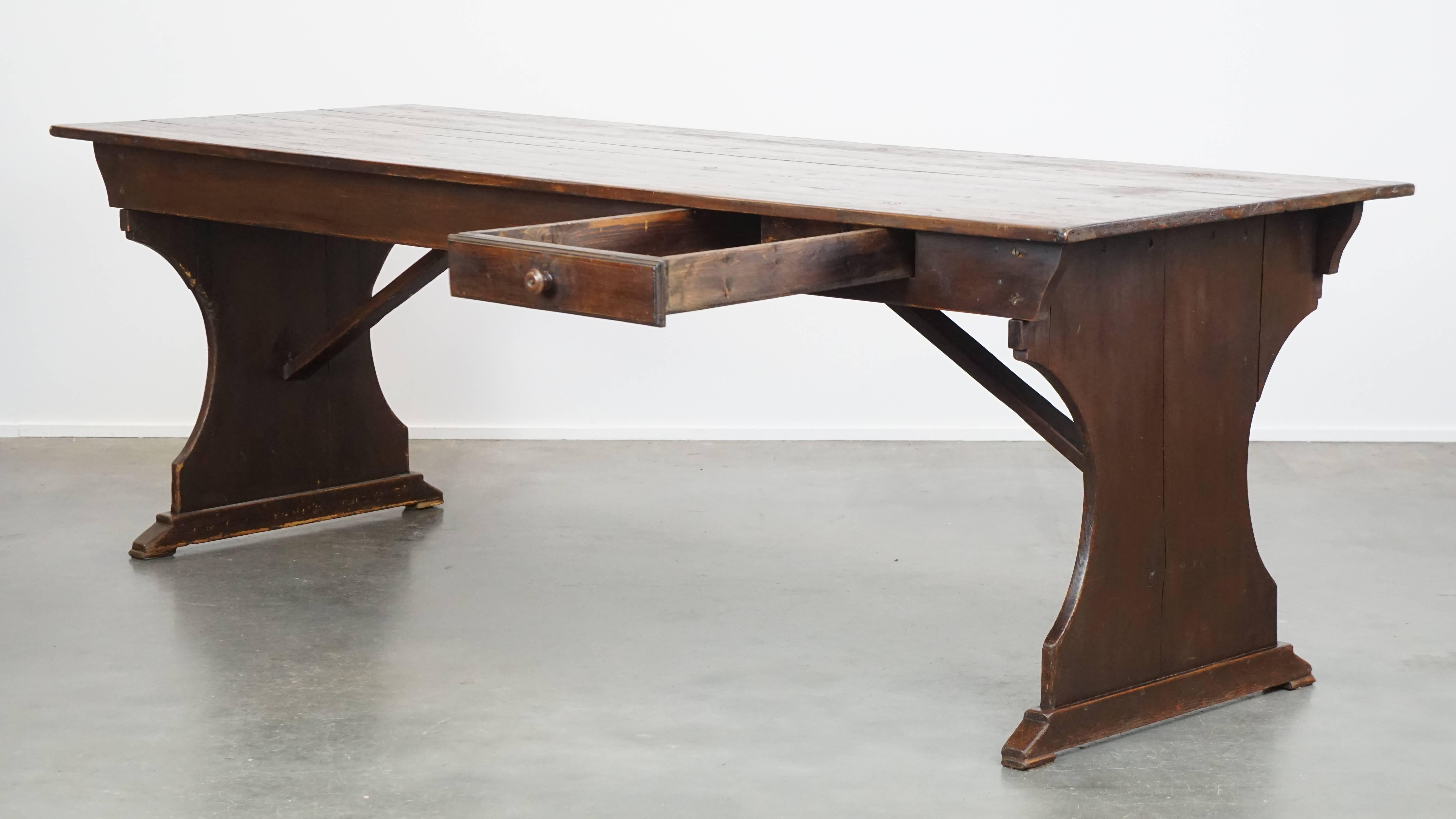 Cette étonnante table de monastère en bois de pin du XIXe siècle est pleine de détails originaux et s'intègre sans problème dans presque tous les intérieurs. Sa hauteur est parfaite pour être associée à des chaises de salle à manger anciennes ou