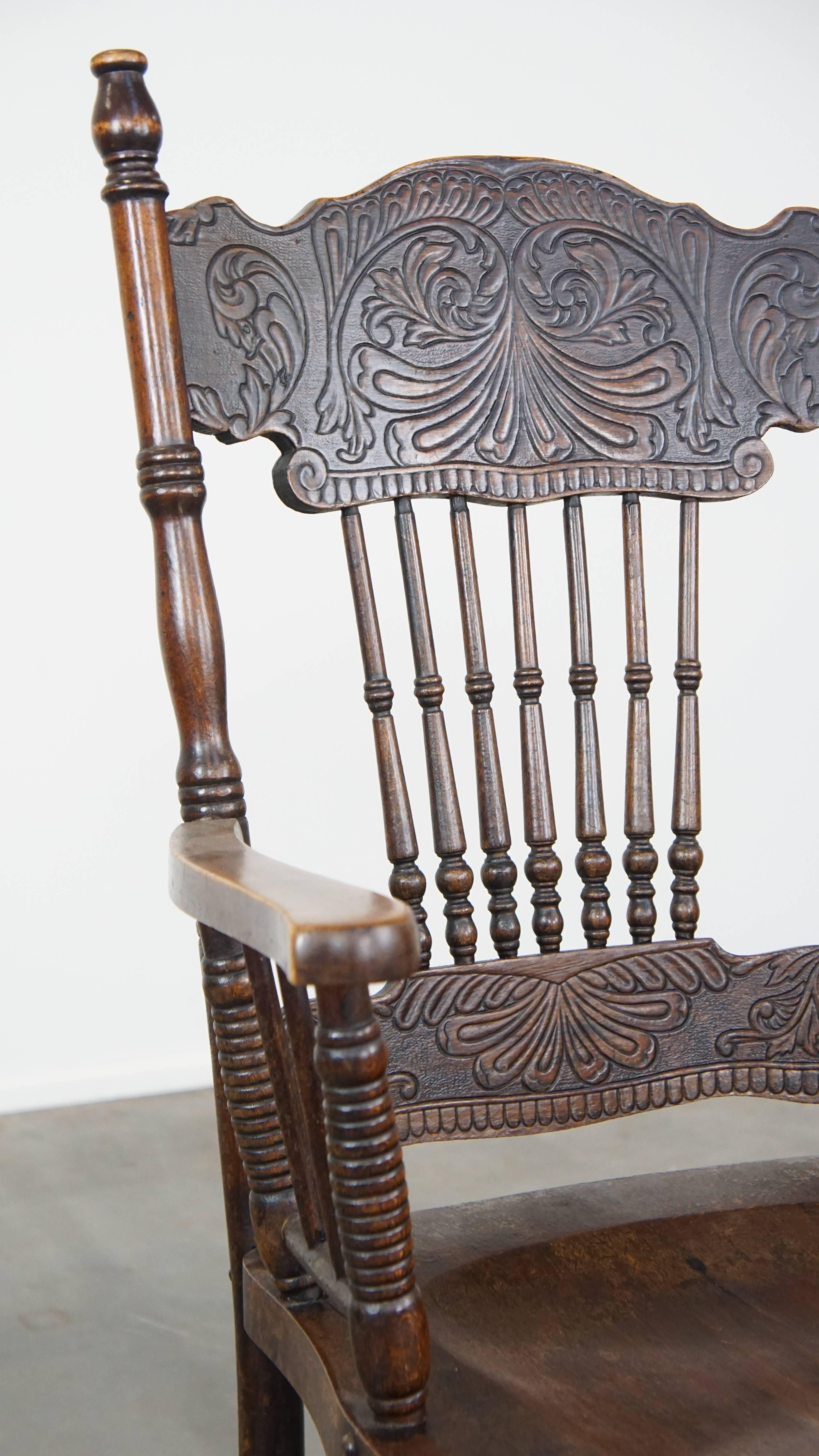 Preciosa silla inglesa antigua de husillo con bellas tallas en venta 3
