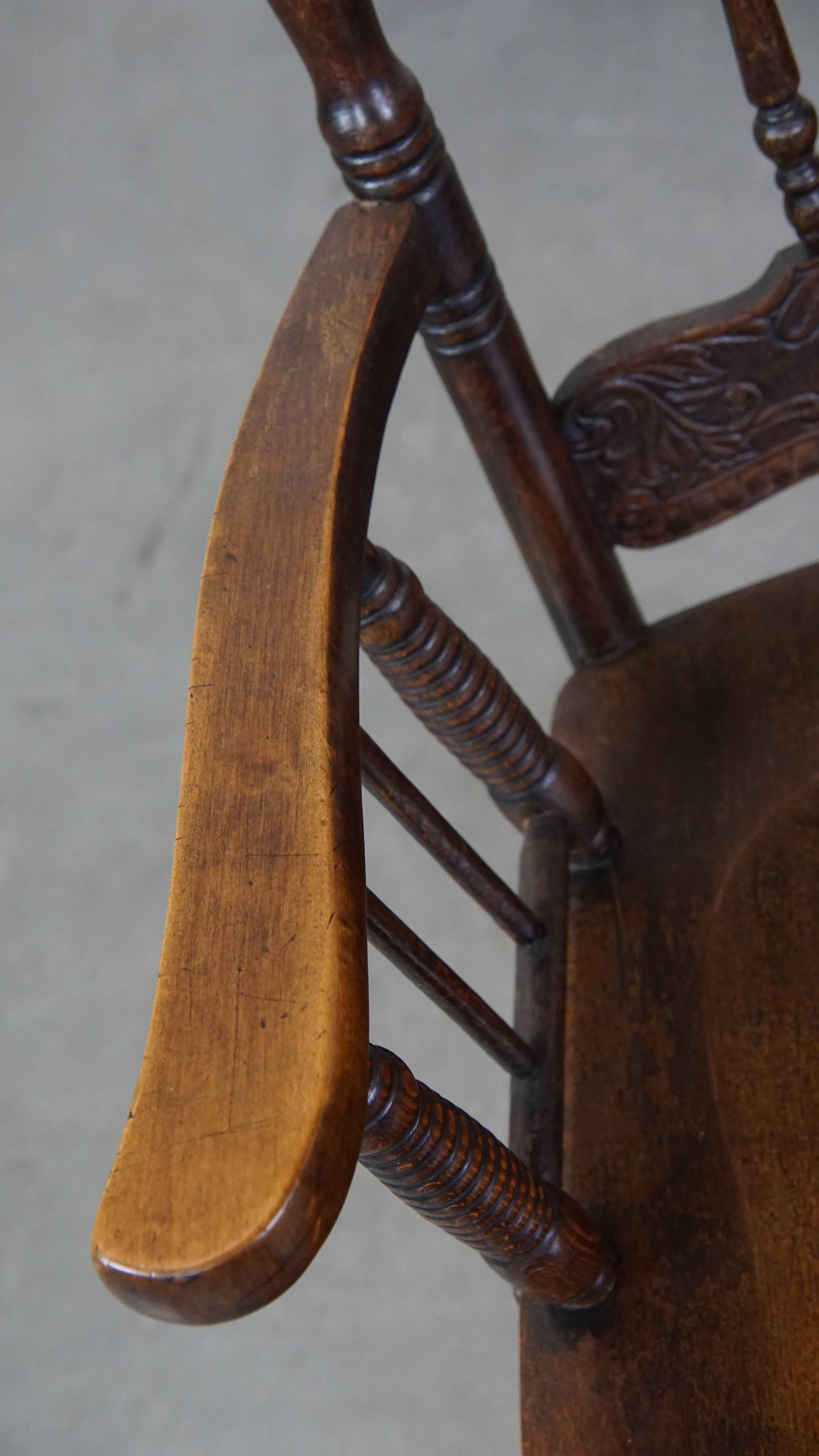 Preciosa silla inglesa antigua de husillo con bellas tallas Madera en venta