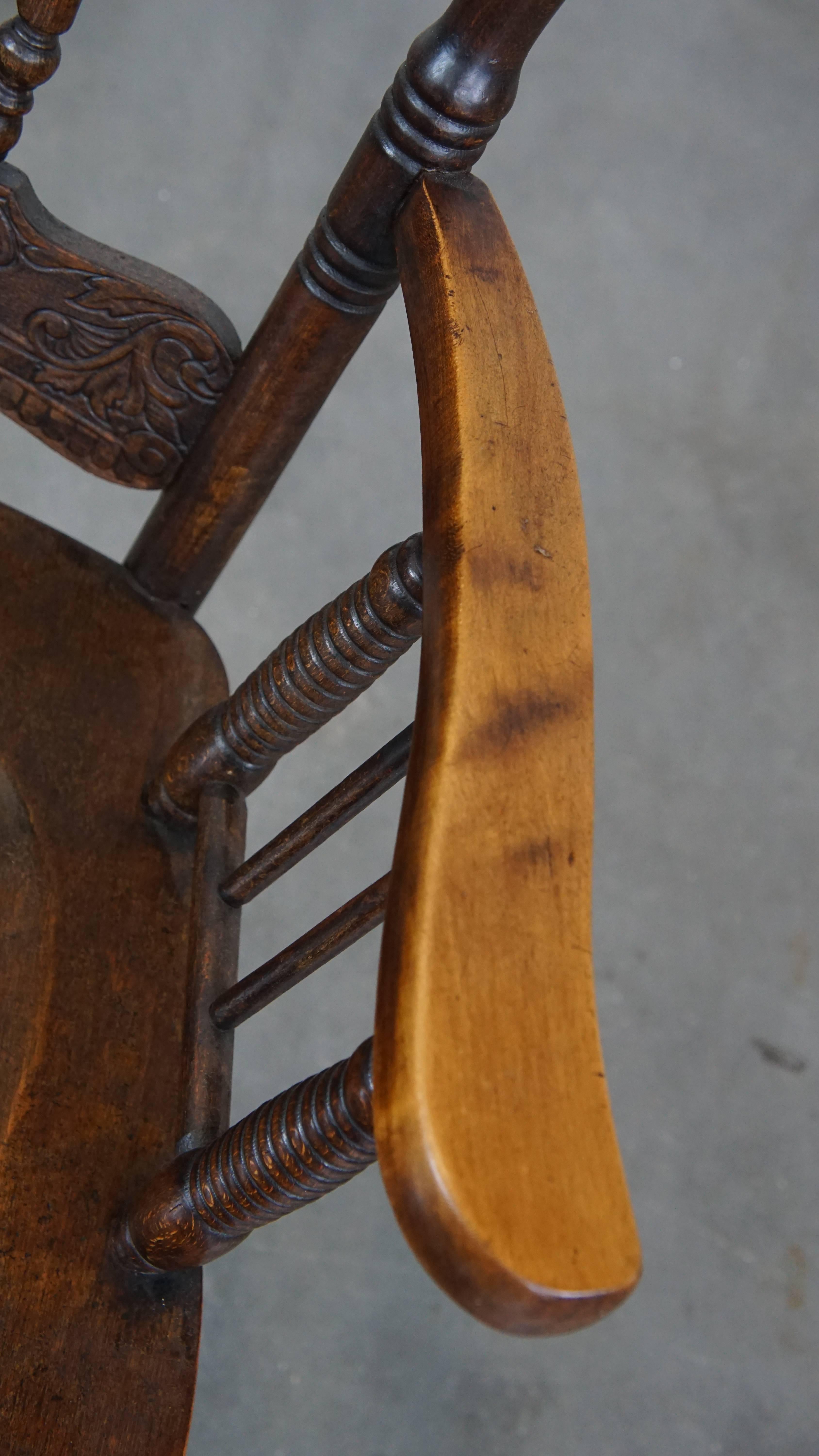 Preciosa silla inglesa antigua de husillo con bellas tallas en venta 1