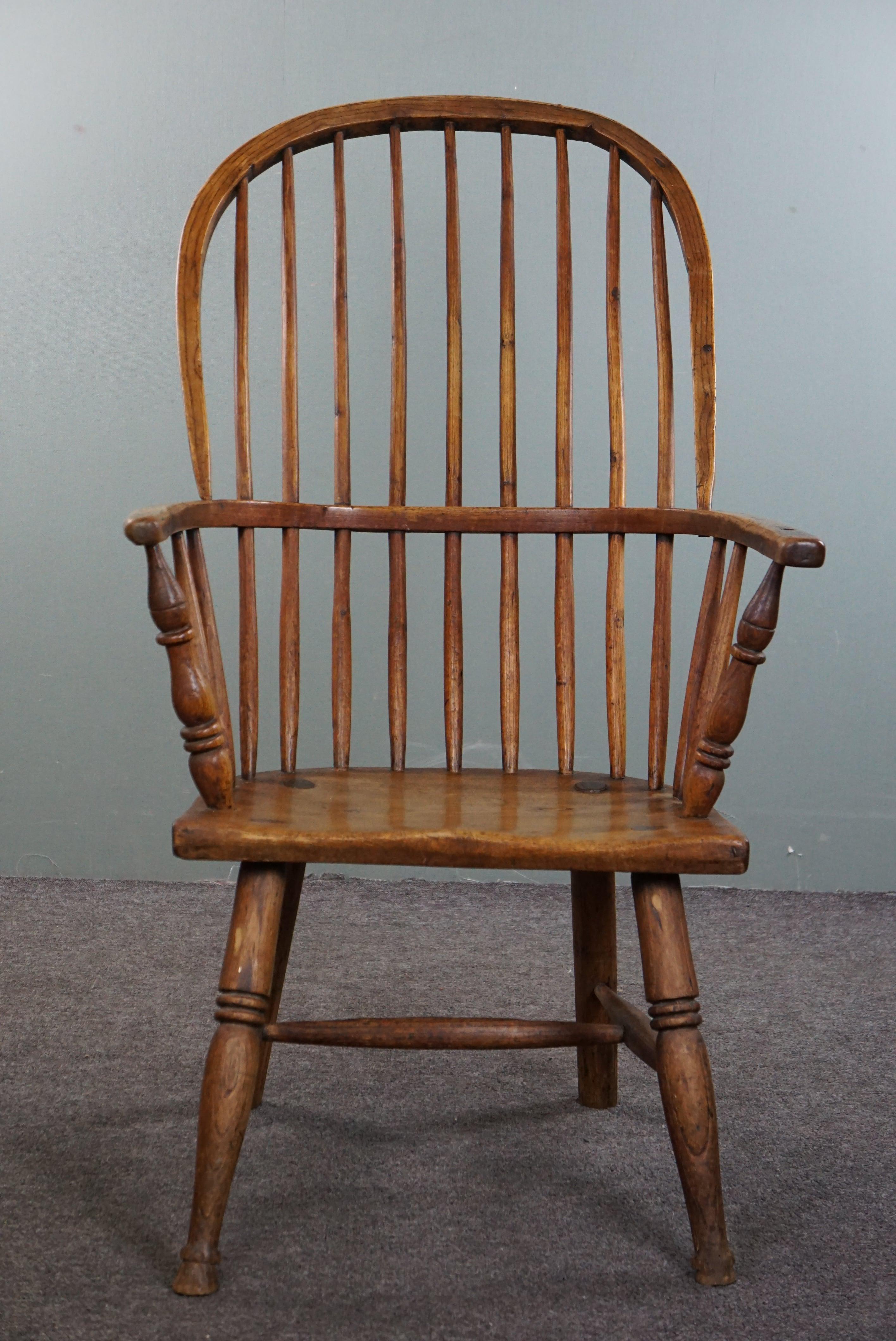 Offered is this beautiful antique English stick back Windsor chair from the early 19th century. The Windsor chair is a timeless classic and can easily be placed in both a modern and a classic interior.

The chair offered here by us is in good and