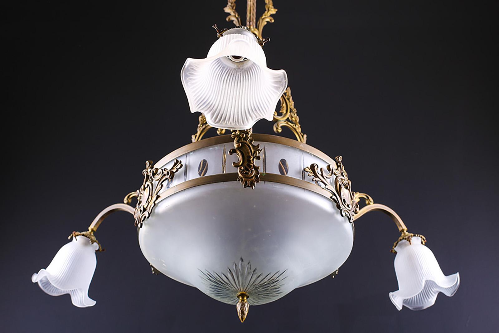 Beautiful antique etched frosted glass & brass chandelier

Measures: Total Height: 38? – 96.5 cm
Total Width: 32? – 81.2 cm.