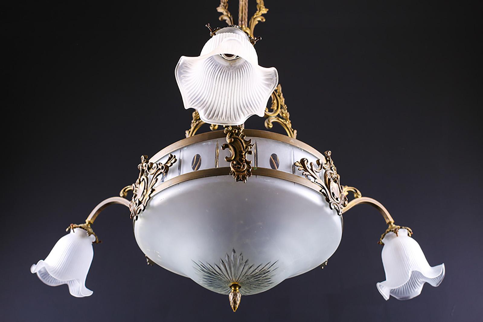 Bellissimo lampadario antico in vetro acidato e ottone

Misure: Altezza totale: 38? - 96,5 cm
Larghezza totale: 32? - 81,2 cm.