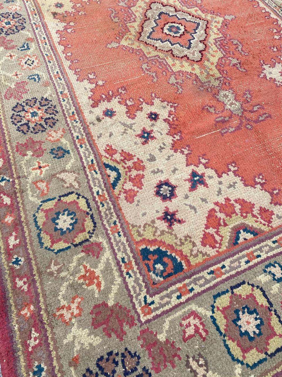 Schöner antiker europäischer handgeknüpfter Teppich im Oushak-Design im Angebot 3