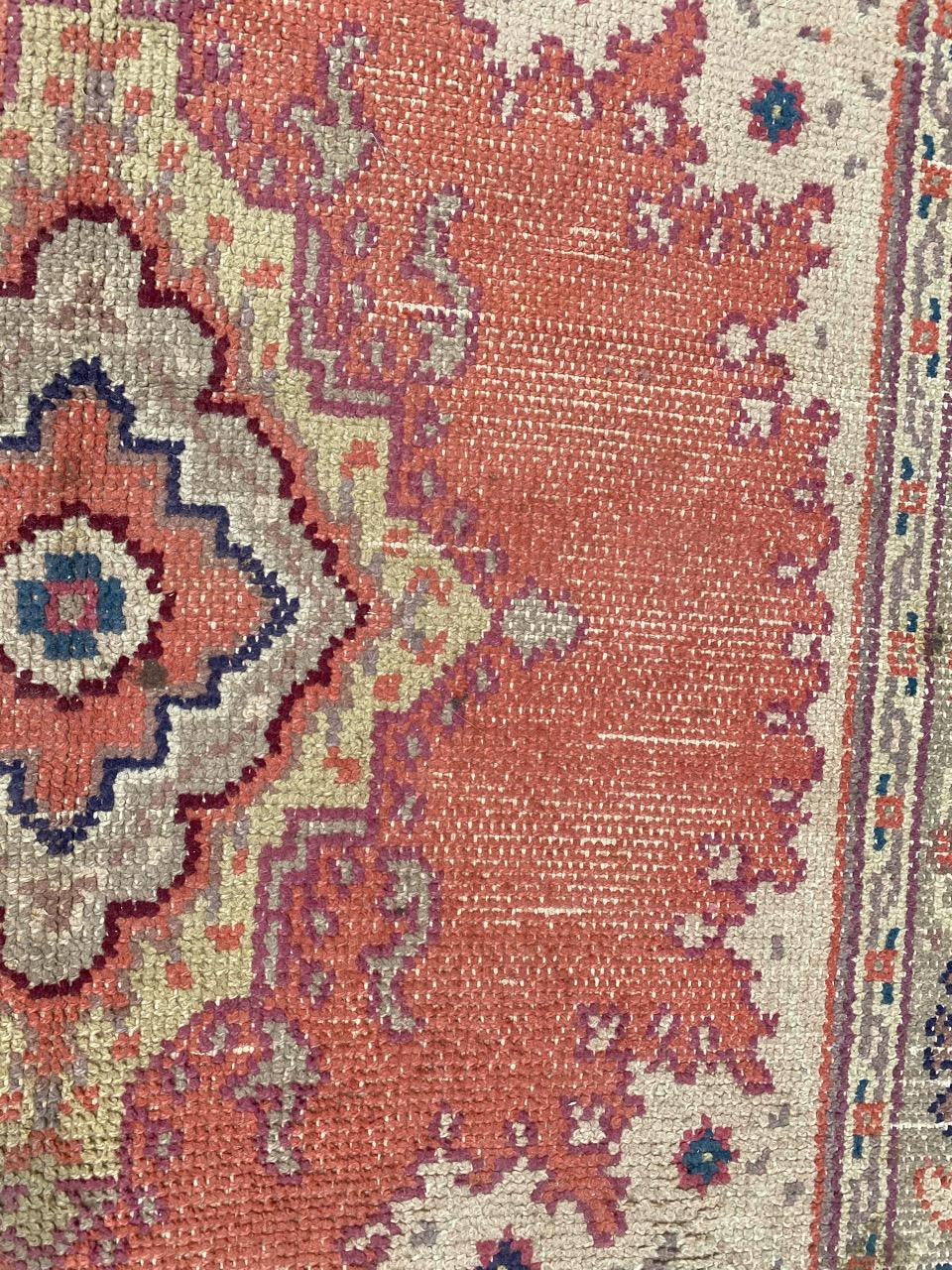 Schöner antiker europäischer handgeknüpfter Teppich im Oushak-Design im Angebot 5