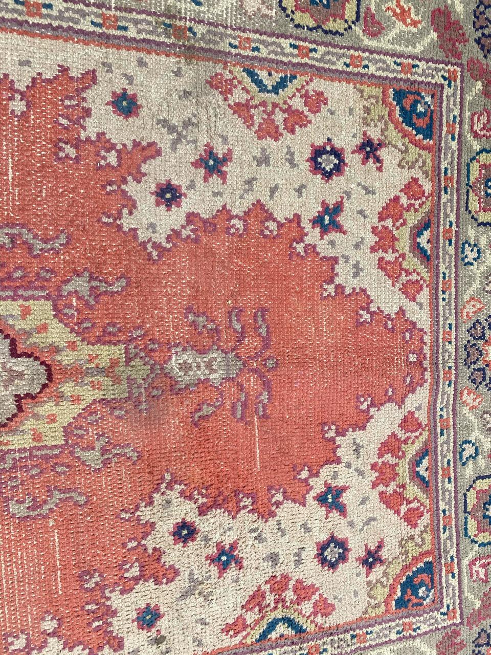 Schöner antiker europäischer handgeknüpfter Teppich im Oushak-Design im Zustand „Relativ gut“ im Angebot in Saint Ouen, FR