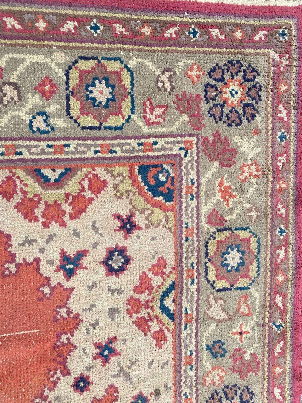 Schöner antiker europäischer handgeknüpfter Teppich im Oushak-Design (Wolle) im Angebot