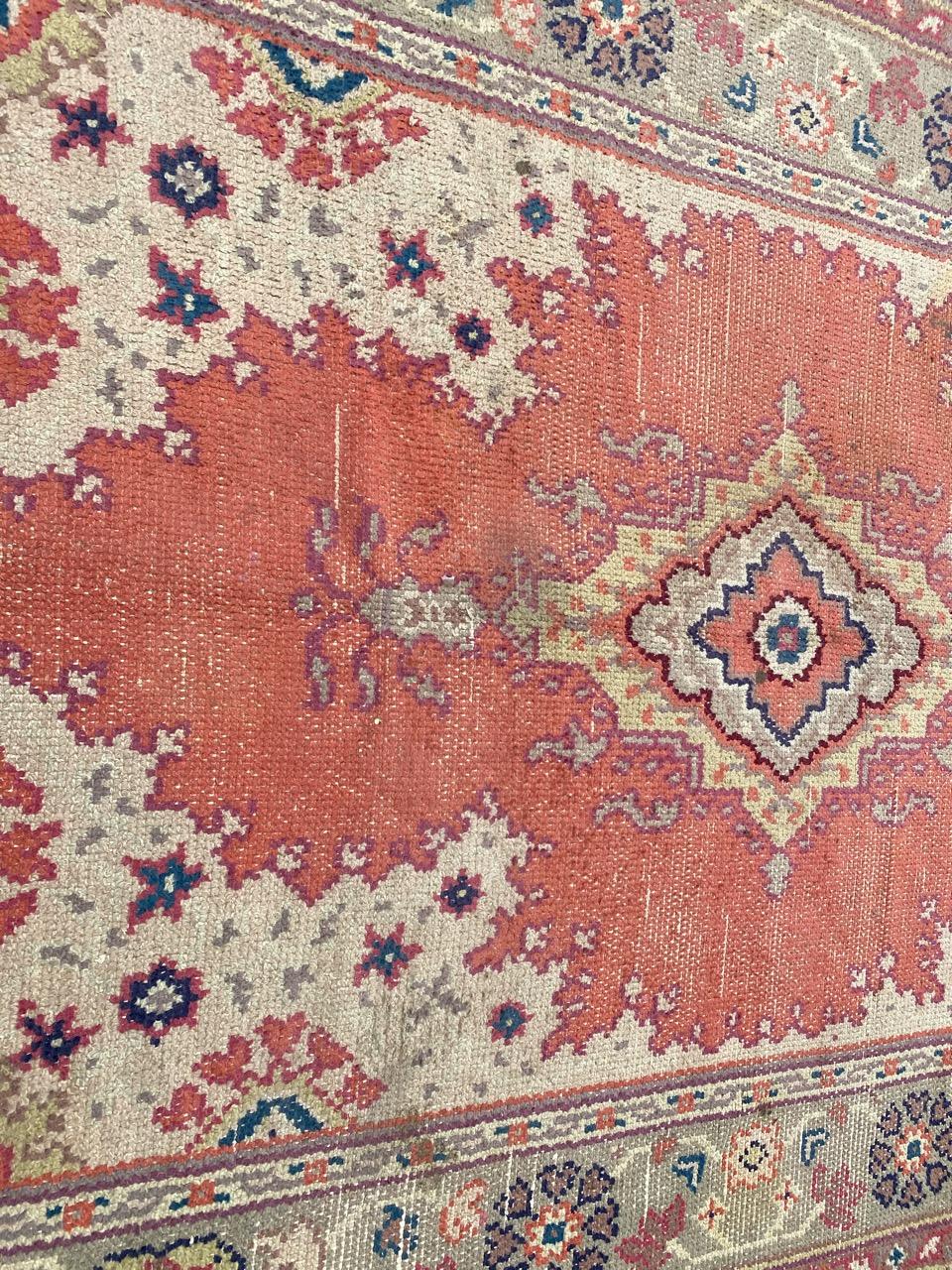 Schöner antiker europäischer handgeknüpfter Teppich im Oushak-Design im Angebot 1