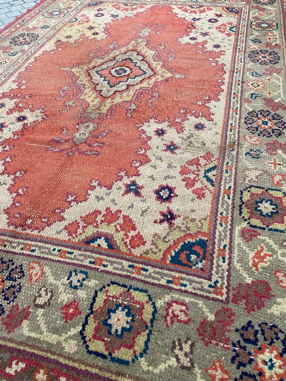 Schöner antiker europäischer handgeknüpfter Teppich im Oushak-Design im Angebot 2