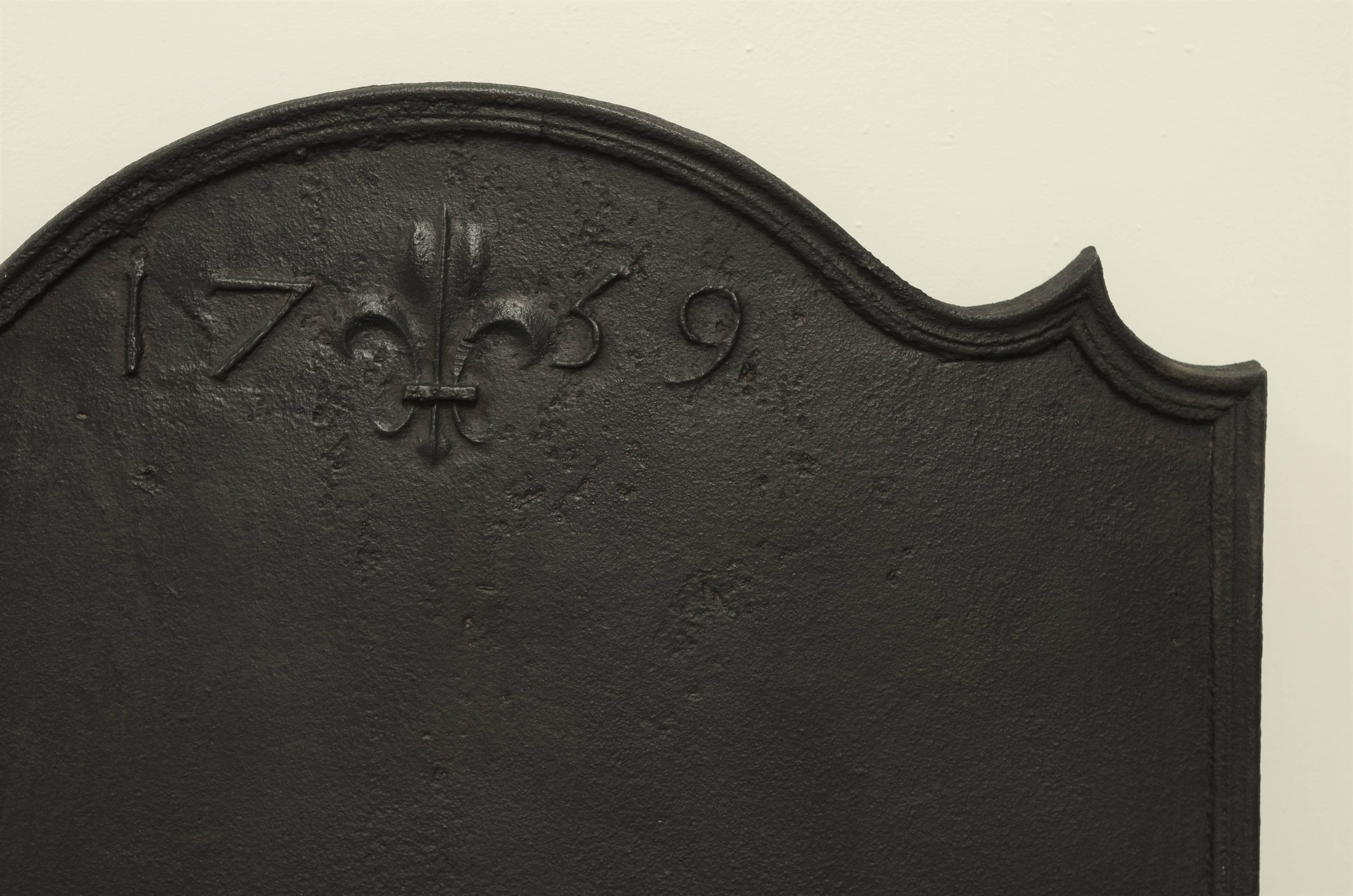 Beautiful Antique Fireback, Dated 1759 and French Fleur-de-Lis In Excellent Condition In Haarlem, Noord-Holland