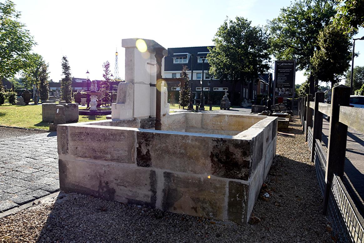 Beautiful Antique Fountain, 19th Century In Fair Condition In Udenhout, NL