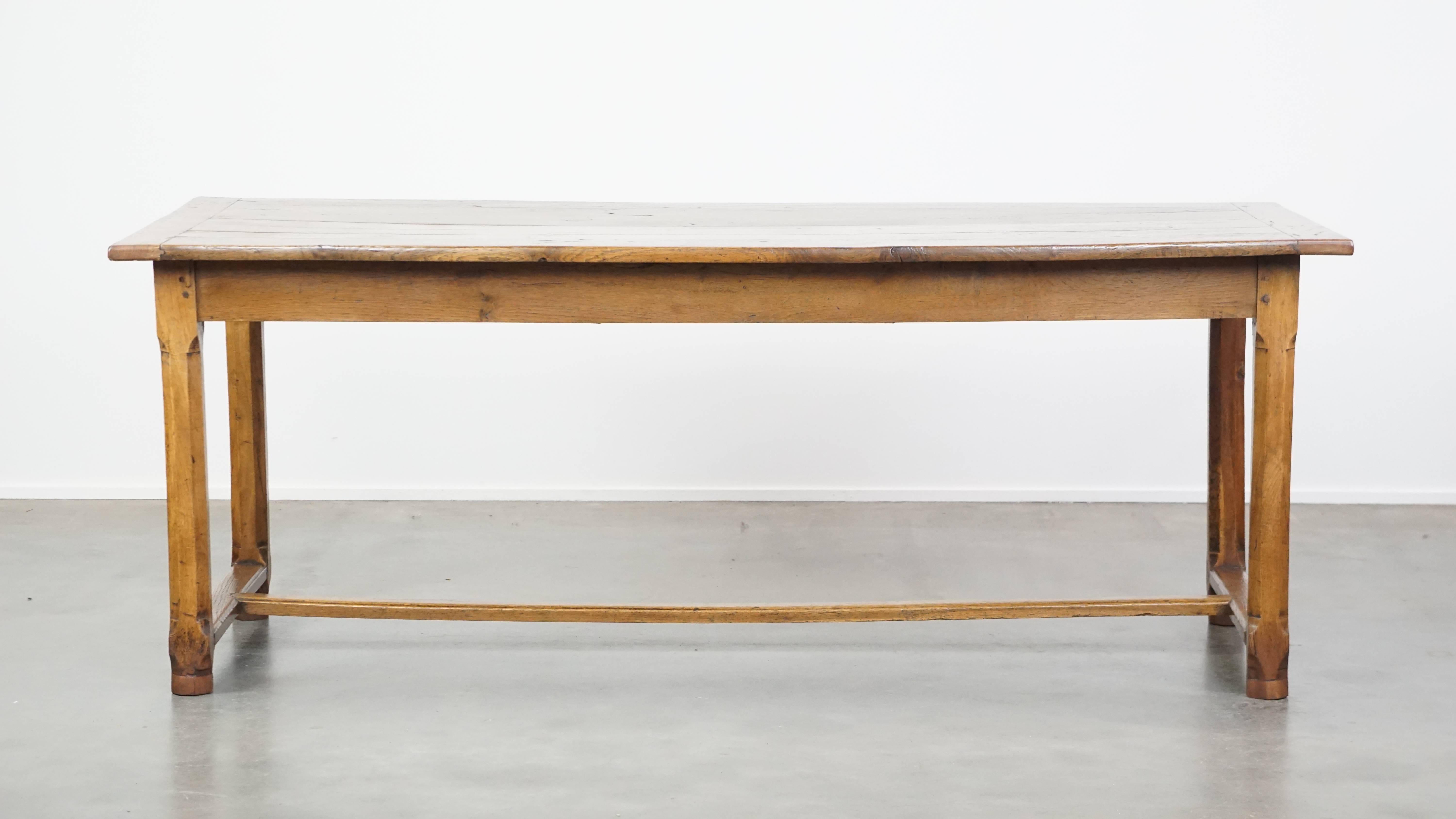 With its timeless appeal, this fantastic French dining table from the late 18th century is a cherished item in almost any interior style. It can be paired with both antique and modern dining chairs, allowing you to complete your dining room in