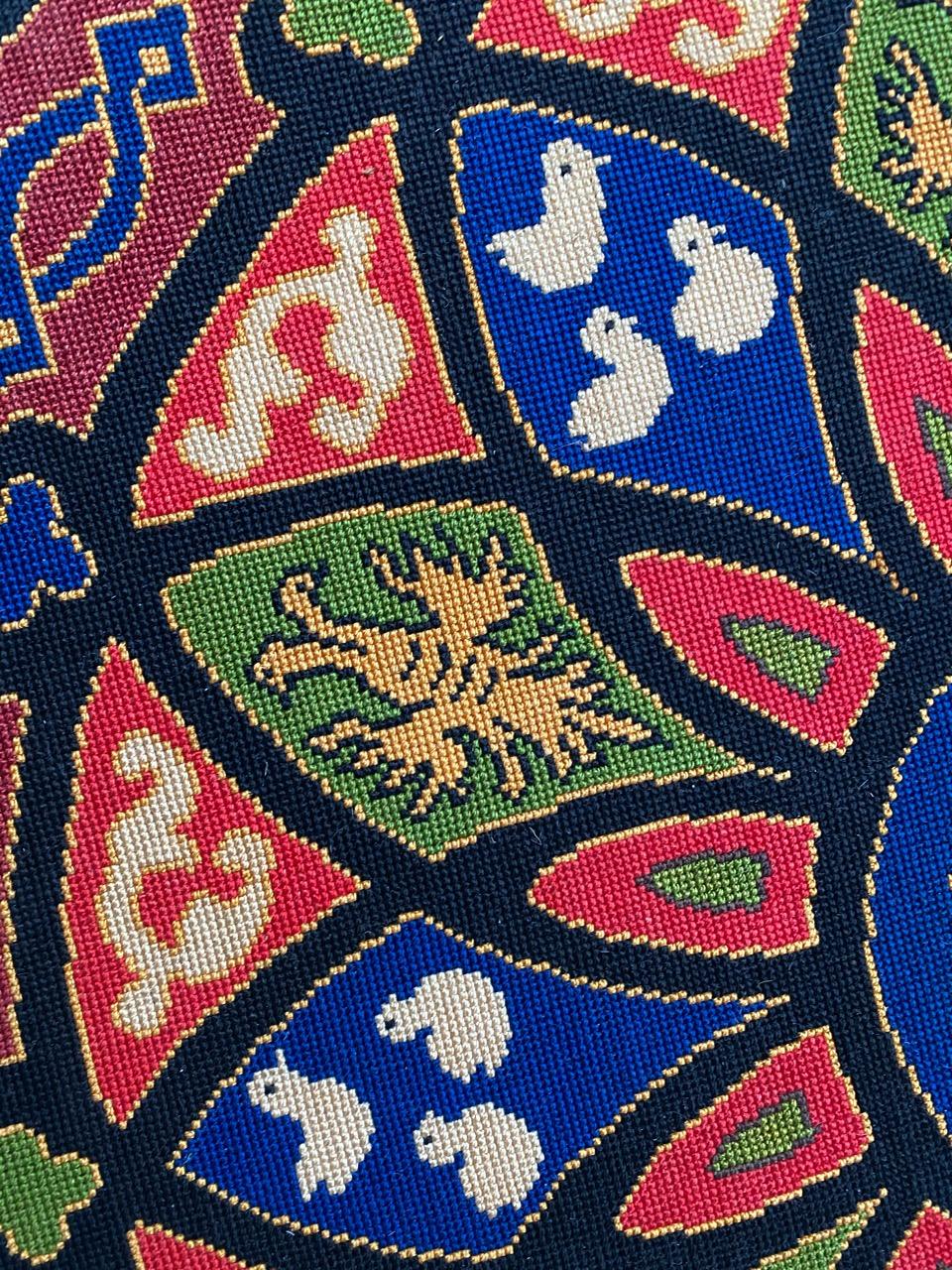 Bobyrug's Beautiful Antique French Needlepoint Round Tapestry (Tapisserie à l'aiguille française ancienne) en vente 3