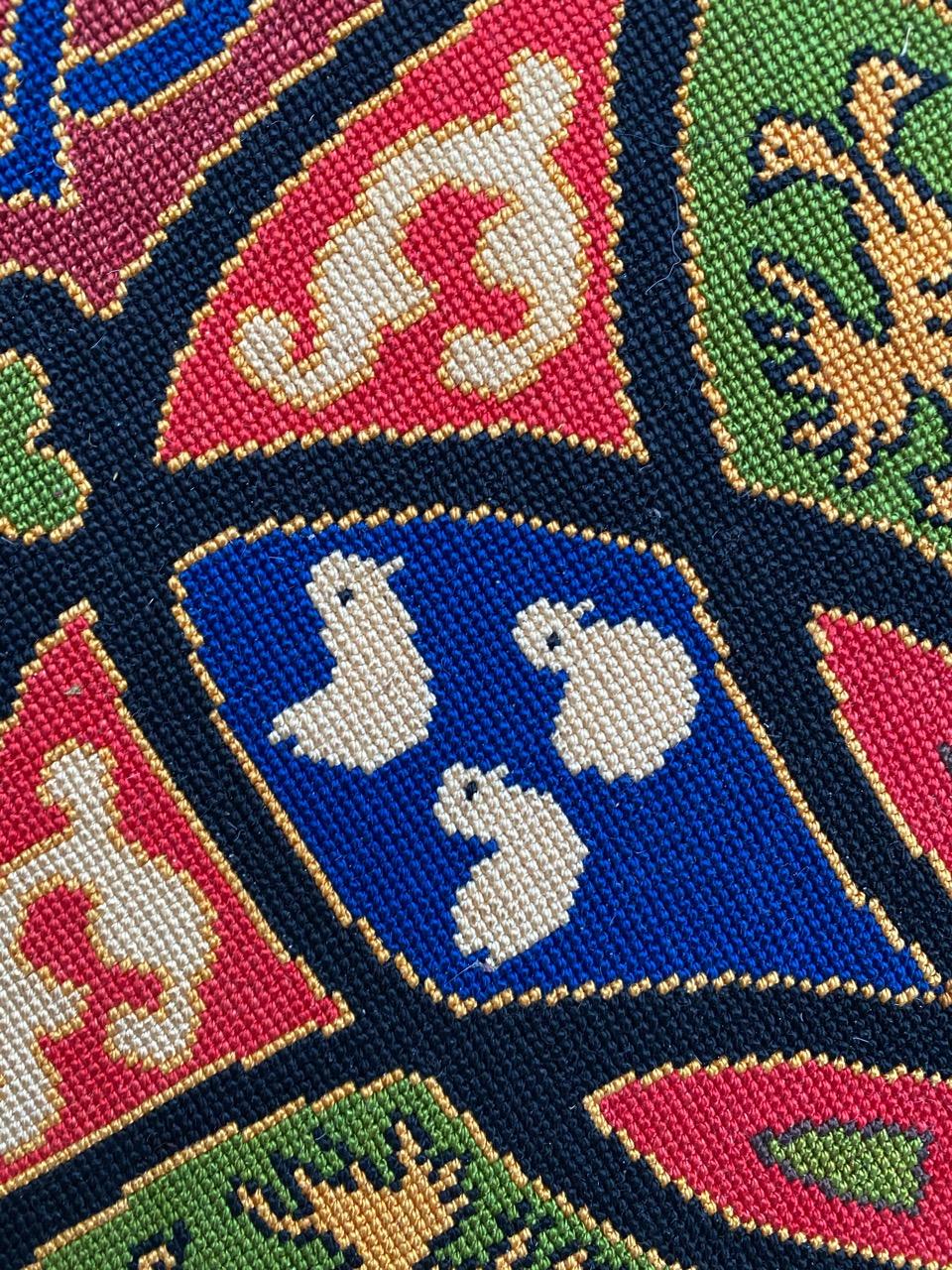 Bobyrug's Beautiful Antique French Needlepoint Round Tapestry (Tapisserie à l'aiguille française ancienne) en vente 4