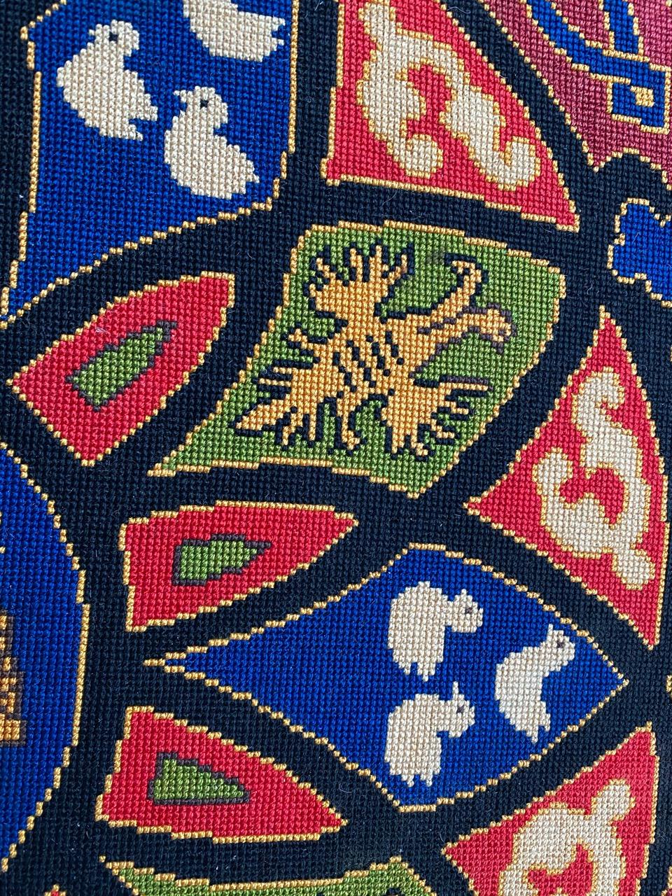 Bobyrug's Beautiful Antique French Needlepoint Round Tapestry (Tapisserie à l'aiguille française ancienne) en vente 5