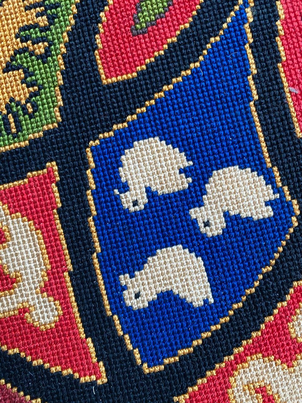 Bobyrug's Beautiful Antique French Needlepoint Round Tapestry (Tapisserie à l'aiguille française ancienne) en vente 6