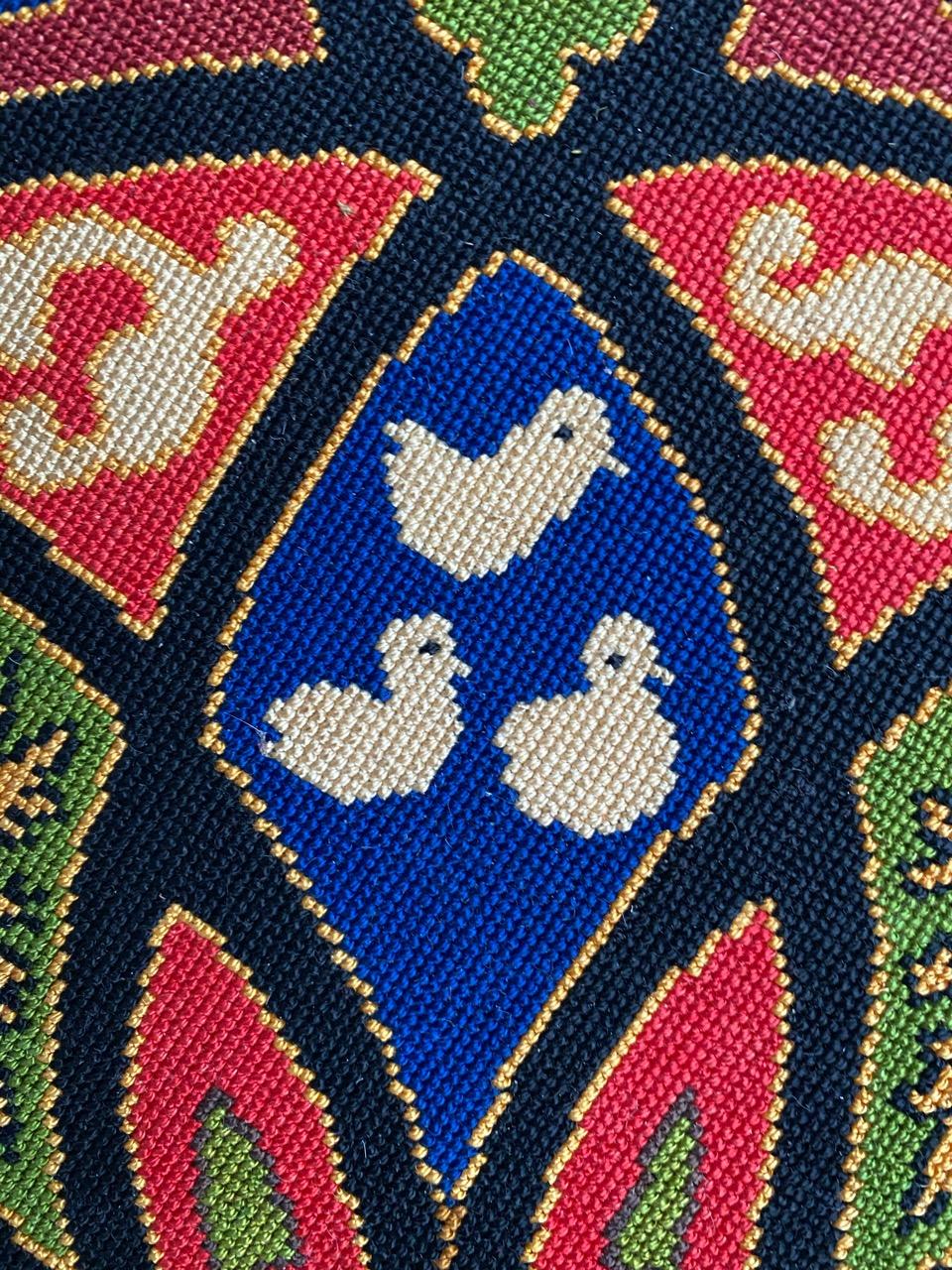 Bobyrug's Beautiful Antique French Needlepoint Round Tapestry (Tapisserie à l'aiguille française ancienne) en vente 7