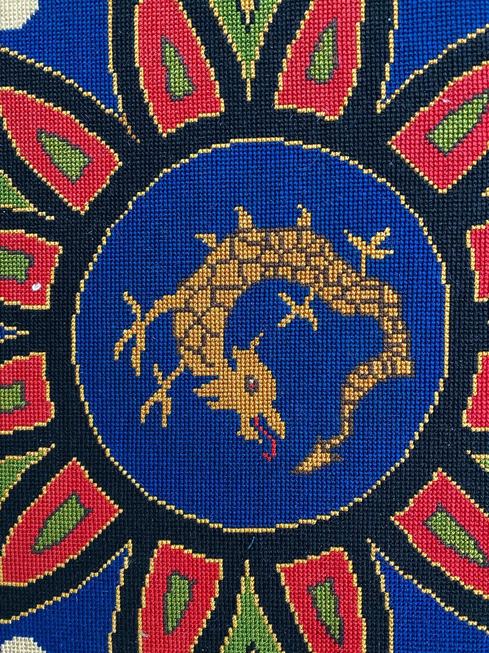 Bonito tapiz francés antiguo con bonito diseño y agradables colores, bordado totalmente a mano con el método de punto de aguja con lana y seda, montado sobre un panel de madera.

✨✨✨
