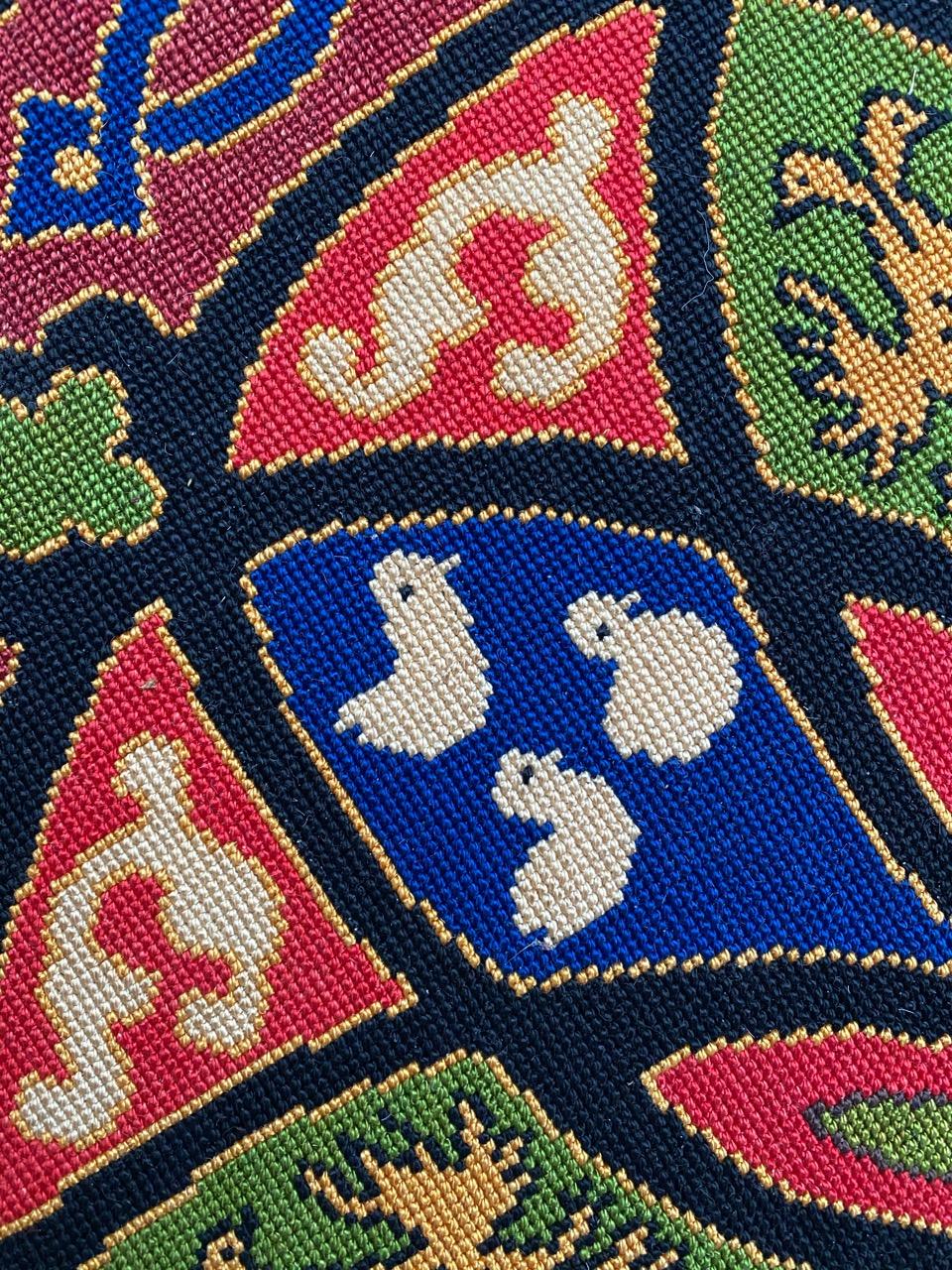 Aubusson Bobyrug's Beautiful Antique French Needlepoint Round Tapestry (Tapisserie à l'aiguille française ancienne) en vente