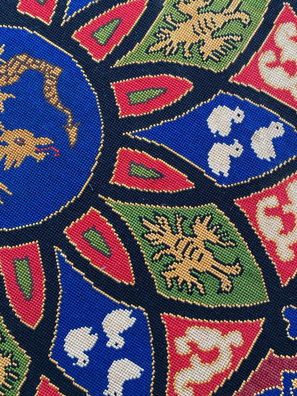Français Bobyrug's Beautiful Antique French Needlepoint Round Tapestry (Tapisserie à l'aiguille française ancienne) en vente