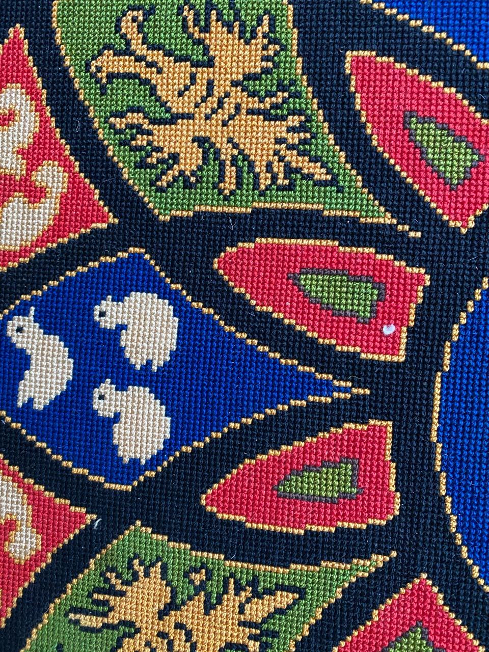 XIXe siècle Bobyrug's Beautiful Antique French Needlepoint Round Tapestry (Tapisserie à l'aiguille française ancienne) en vente