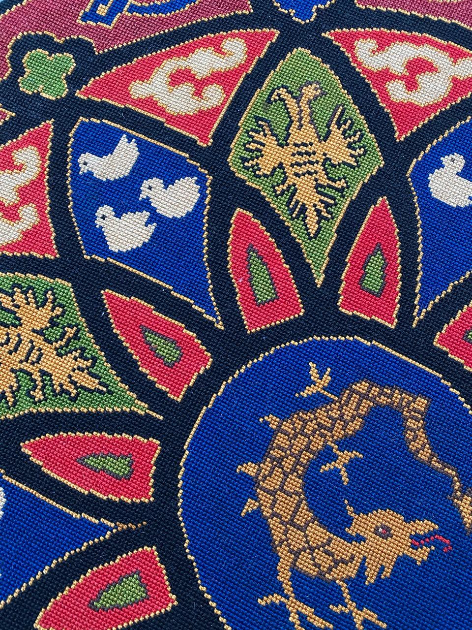 Soie Bobyrug's Beautiful Antique French Needlepoint Round Tapestry (Tapisserie à l'aiguille française ancienne) en vente