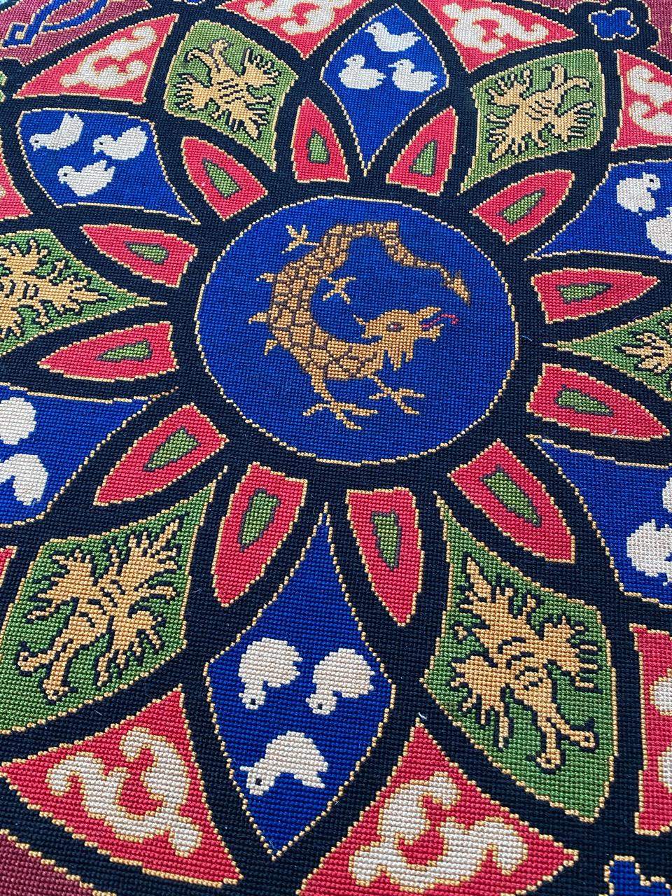 Bobyrug's Beautiful Antique French Needlepoint Round Tapestry (Tapisserie à l'aiguille française ancienne) en vente 1