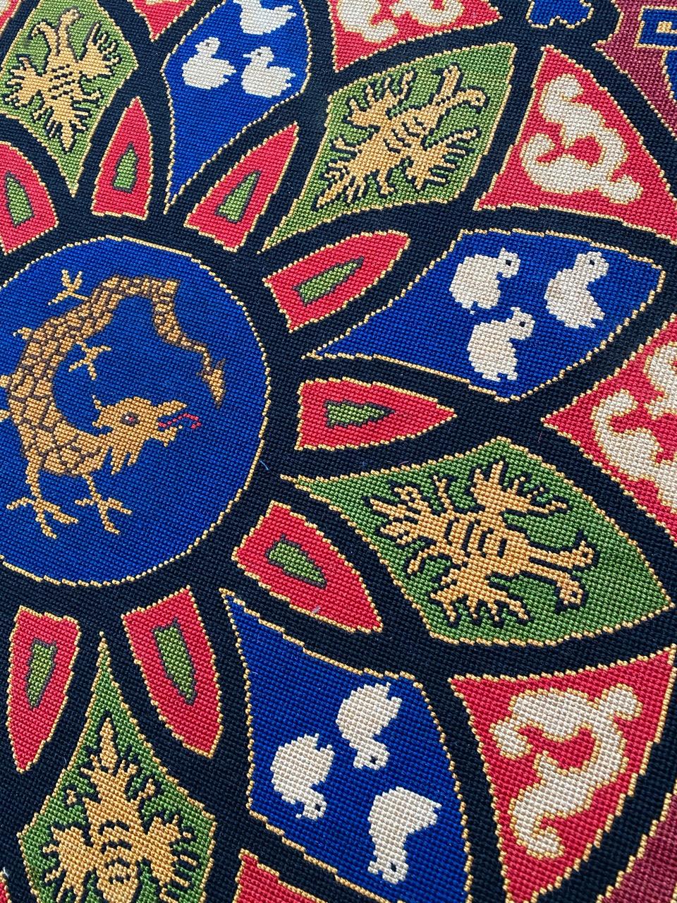 Bobyrug's Beautiful Antique French Needlepoint Round Tapestry (Tapisserie à l'aiguille française ancienne) en vente 2