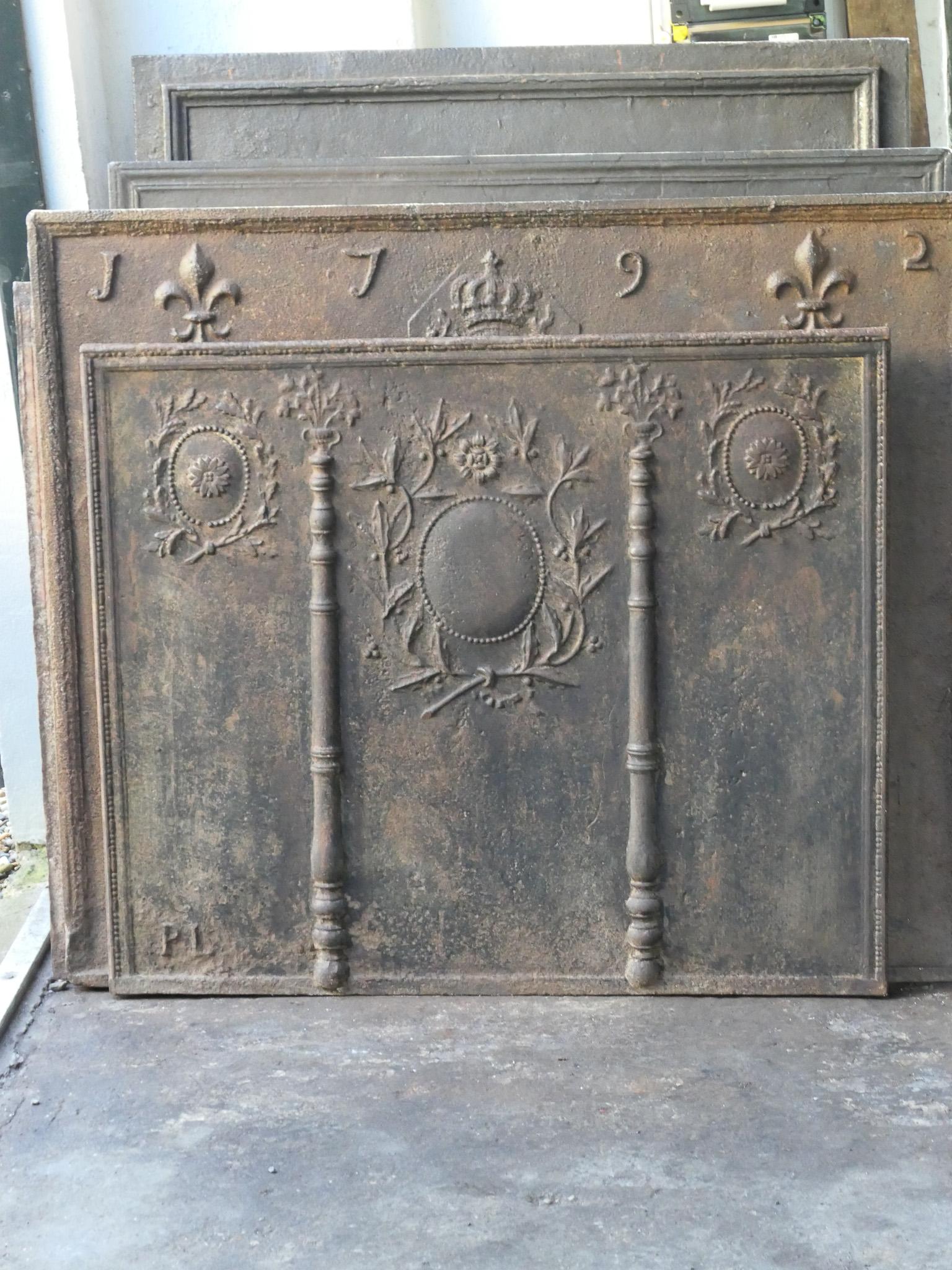 Beautiful 18th/19th century French Neoclassical fireback with flower decorations and two pillars. The pillars refer to the club of Hercules and stand for strength and the unknown. Towards the end of the 18th century and the start of the Louis XV