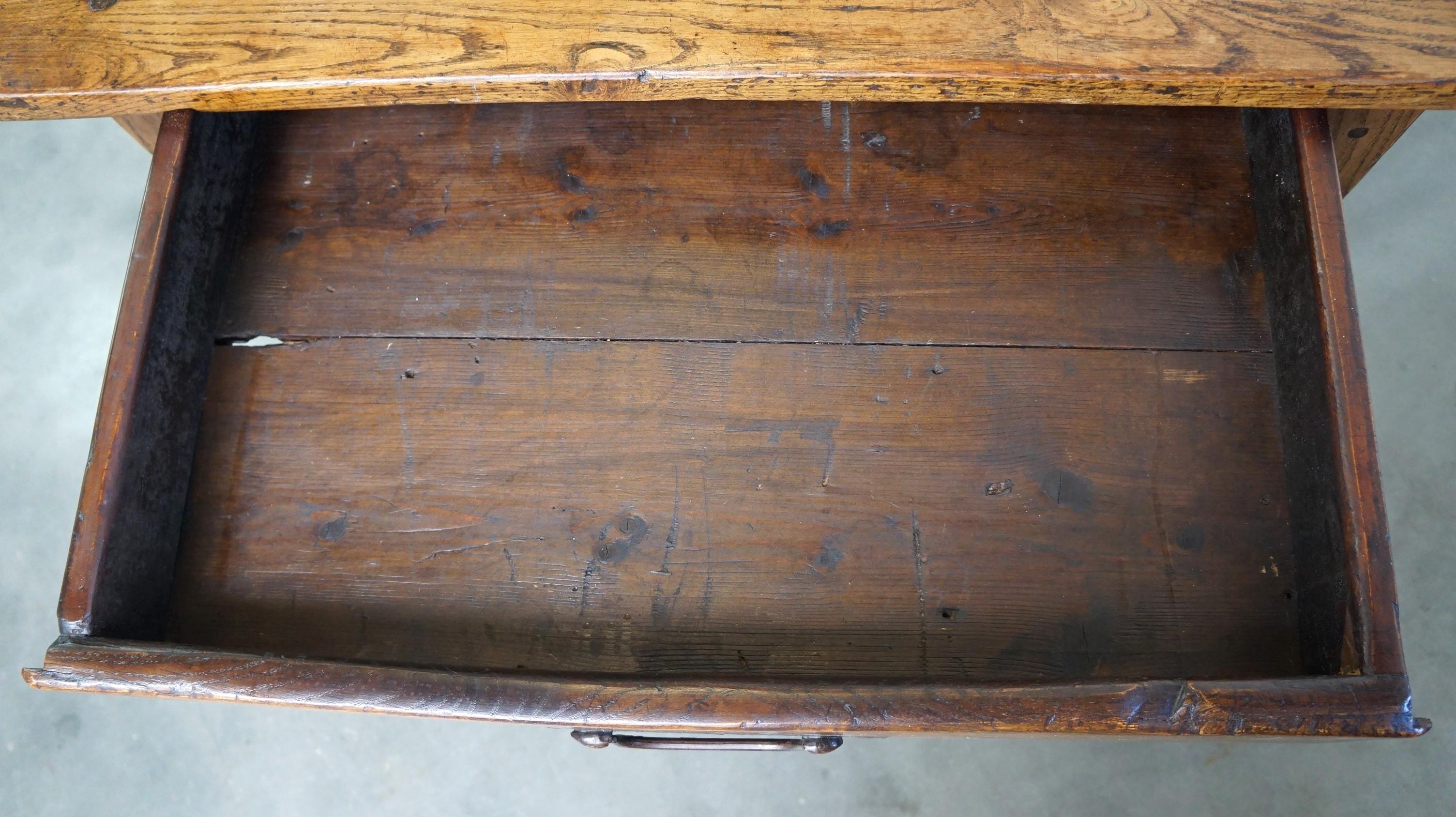 Belle table de salle à manger ancienne en chêne français avec 3 tiroirs et une patine exquise. en vente 5