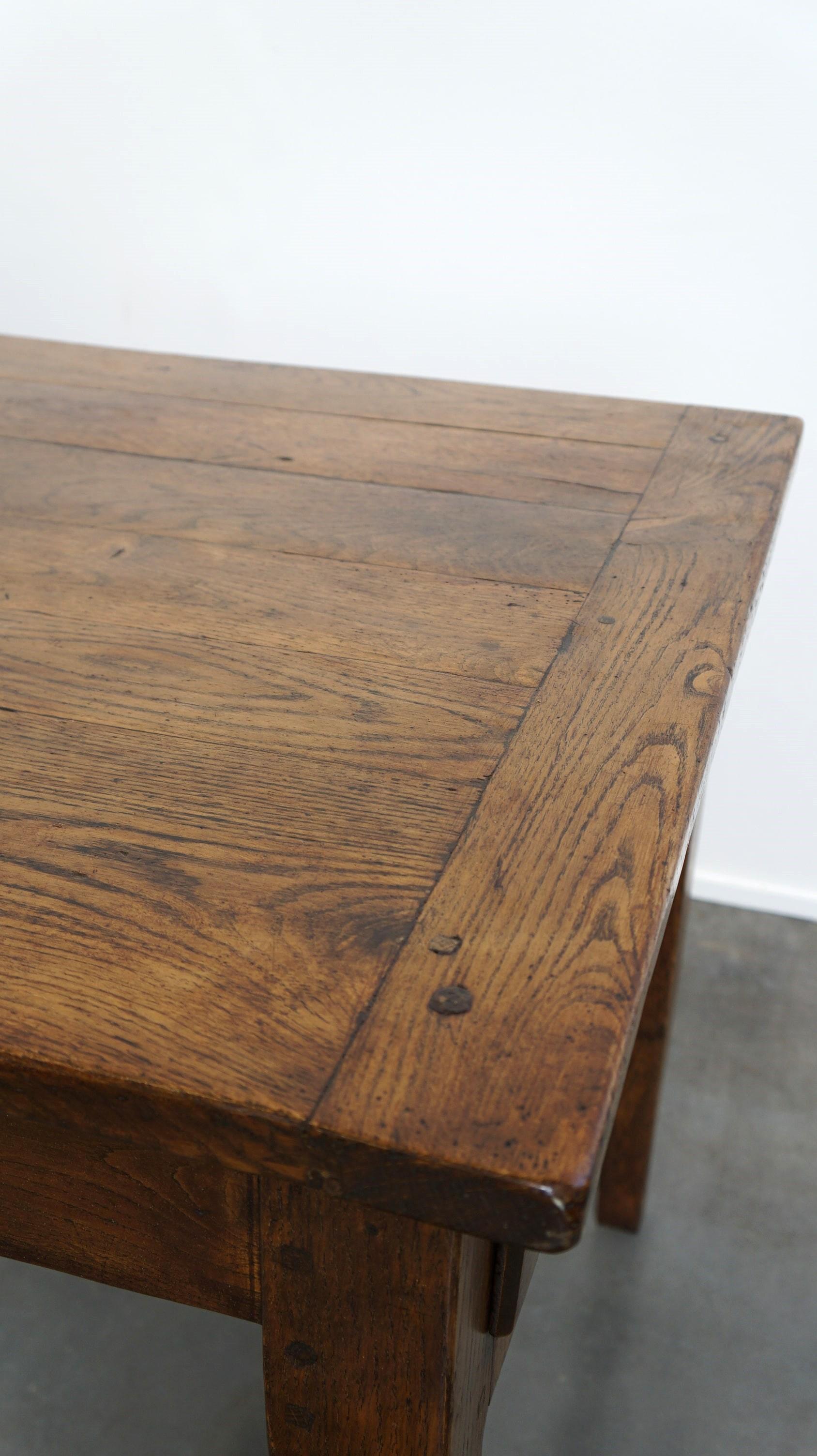 Belle table de salle à manger ancienne en chêne français avec 3 tiroirs et une patine exquise. en vente 7