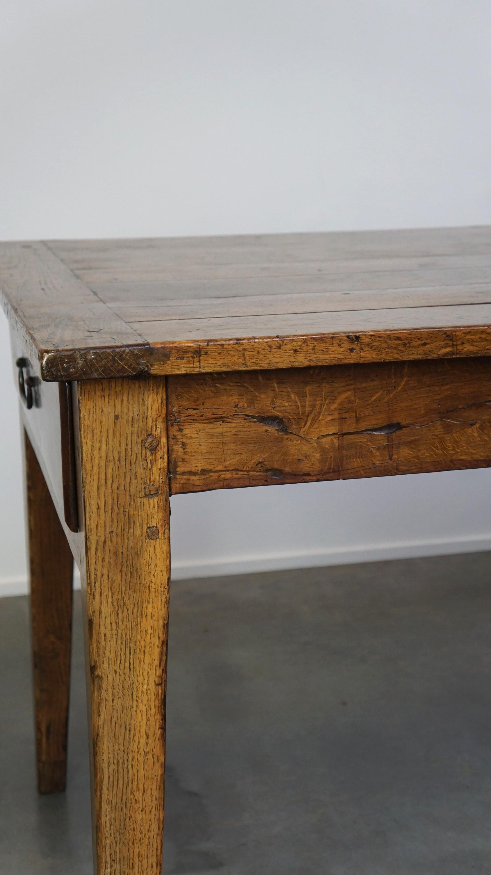 Belle table de salle à manger ancienne en chêne français avec 3 tiroirs et une patine exquise. en vente 9