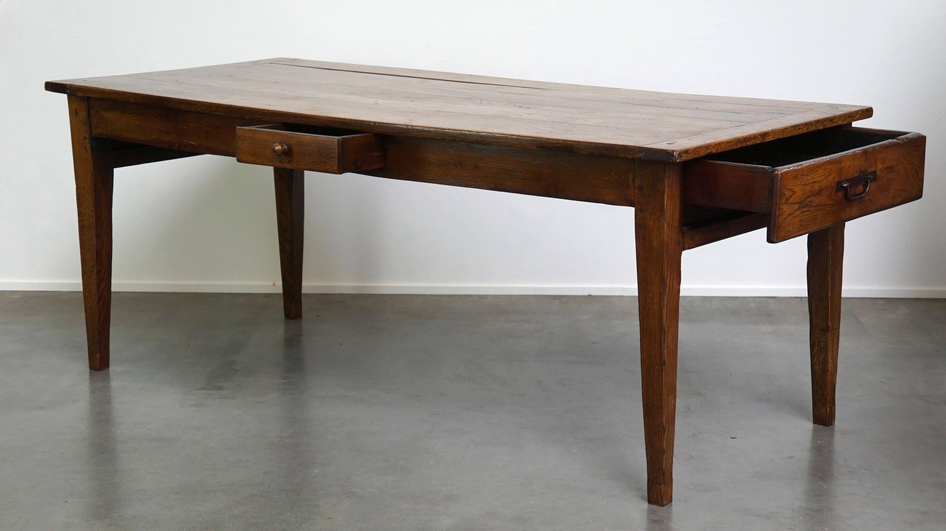 Une superbe table de salle à manger en chêne antique associée à des chaises de salle à manger antiques ou modernes est un must dans votre maison, n'est-ce pas ? Elles apportent une touche de chaleur et d'élégance à l'espace, tout comme cette table !