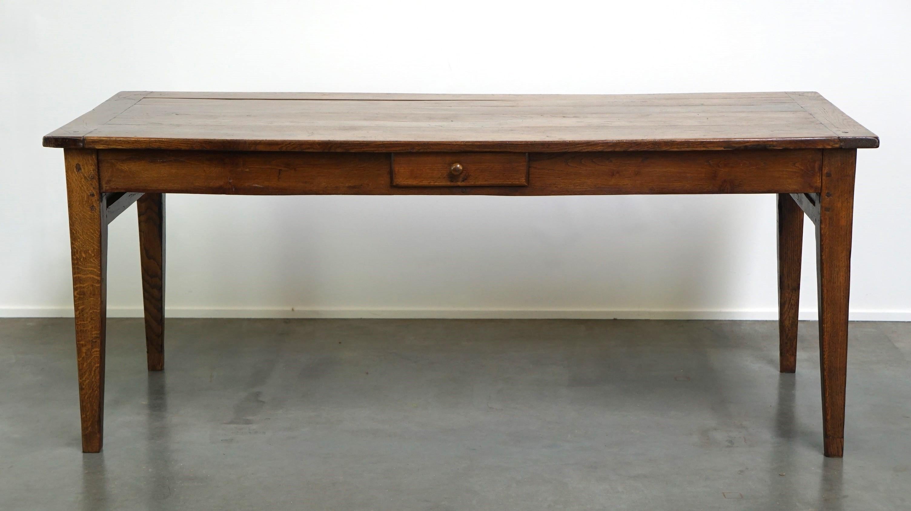 Français Belle table de salle à manger ancienne en chêne français avec 3 tiroirs et une patine exquise. en vente