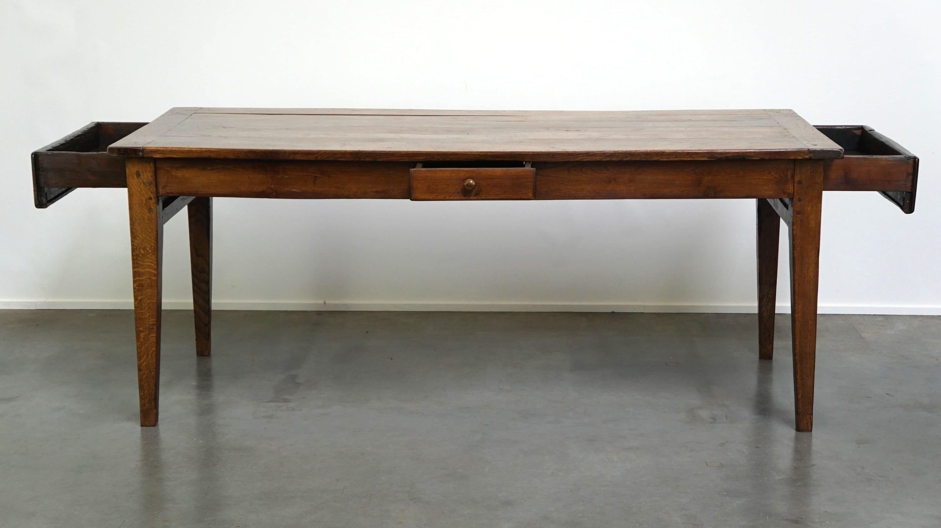 Belle table de salle à manger ancienne en chêne français avec 3 tiroirs et une patine exquise. Bon état - En vente à Harderwijk, NL