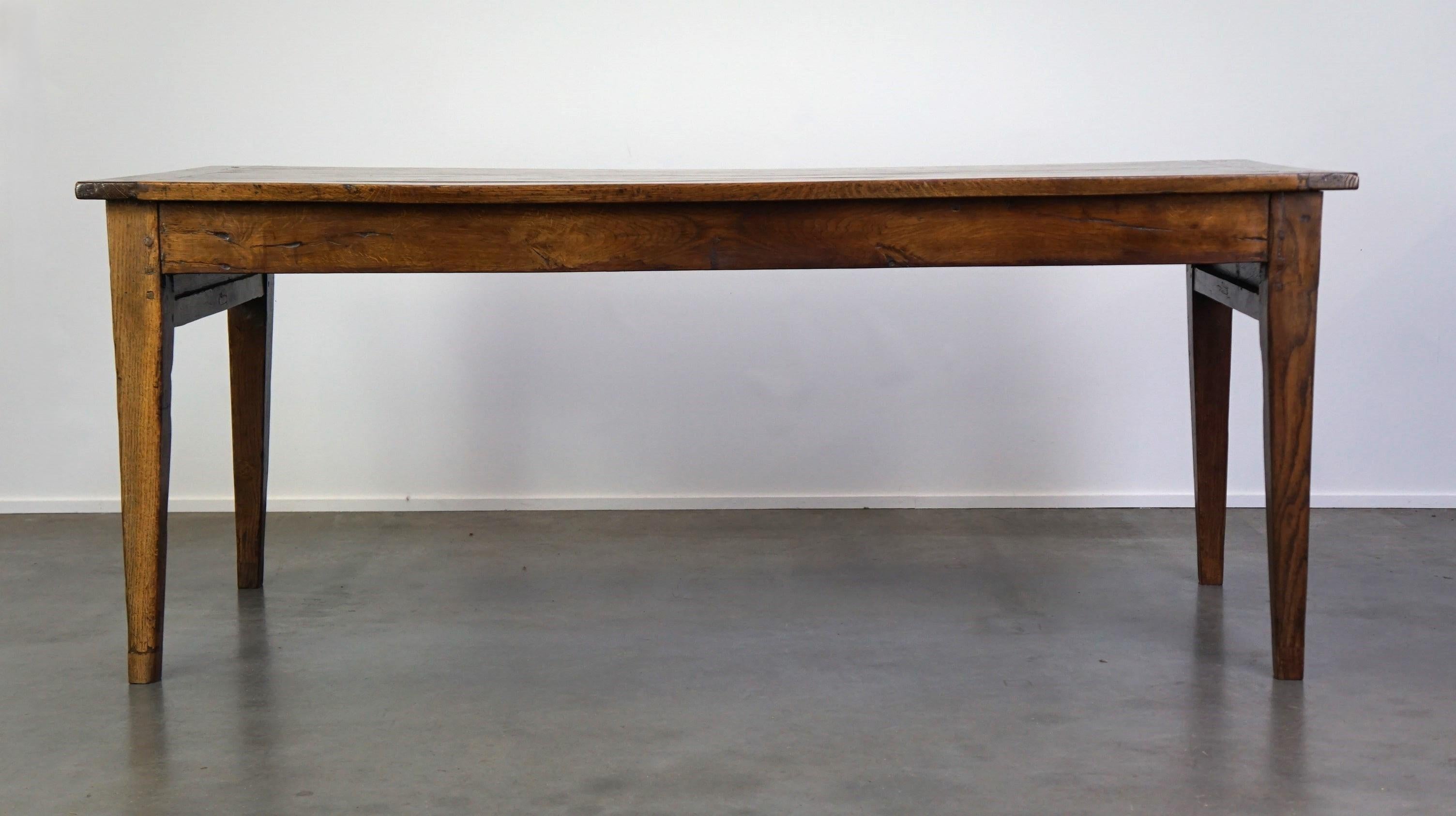 Bois Belle table de salle à manger ancienne en chêne français avec 3 tiroirs et une patine exquise. en vente