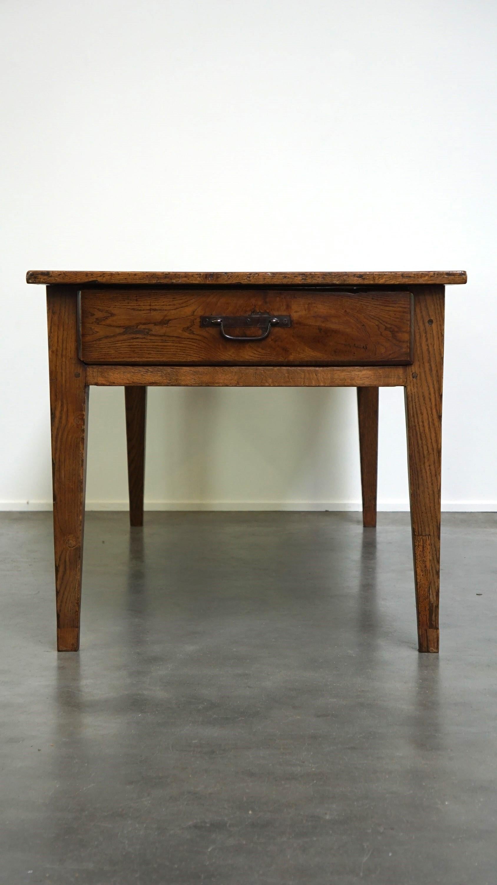 Belle table de salle à manger ancienne en chêne français avec 3 tiroirs et une patine exquise. en vente 1